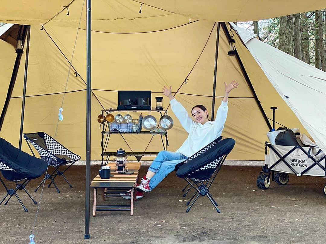 辻元舞さんのインスタグラム写真 - (辻元舞Instagram)「. 行ってきました2回目！！🏕 今回は友人も一緒に行ったのですが、前回のドタバタキャンプとぜんっぜん違いました！🤣笑 余裕が出来てすごく楽しかった🥺✨  次男はハンマーを気に入り離さないし、気付いたら頭から地面に刺さってるし😂 息子達は相変わらずのハチャメチャでしたが、泥だらけになりながら一日中遊んで楽しそうでした😆  前回の反省を生かし、テントロープにライトを付けたのですが、それだけで息子達がロープに躓いて転ぶ数が激減しました！👏🏻  夜は少し雨が降ったので長男とお揃いのレインブーツに履き替え👢 UGGのレインブーツもoblectコラボの白パーカーも、汚れの落としやすさや暖かさバッチリでした🙆🏻‍♀️  子供達就寝後の焚き火も前回は放心状態でほぼ会話なしでしたが…笑 今回は大人だけでゆっくりいい時間を過ごせました☺️🔥  帰ってきてから、あー楽しかったね！と夫婦でやっと言うことができました🤣笑 次回も楽しみです⛺️✨  #キャンプ#bbq#焚き火#4歳#1歳#3歳差兄弟#男の子ママ」11月23日 11時02分 - mai_tsujimoto