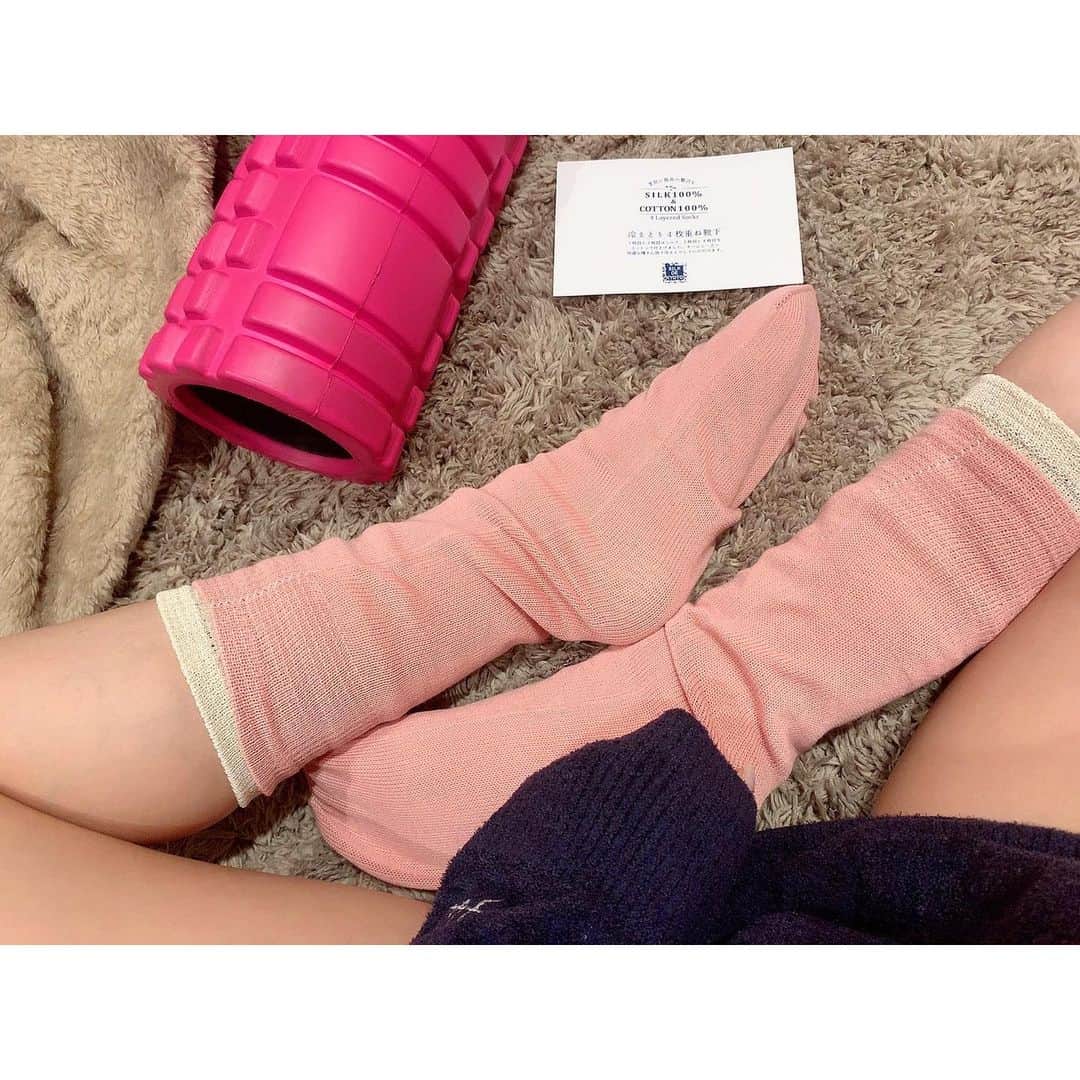 赤嶺紗羅のインスタグラム：「段々と冷えてきたので…❄️ シルクと綿の冷えとり靴下🧦💓 ， 日本製にこだわった京都発のシルクブランド✨ ， 👘 @silkdekyoto 🇯🇵 ， 「素肌に最高の贅沢を」っていうコンセプトが素敵過ぎる…😭 冷えを防いで温活☃️続けてみる🥳 ， ， ， #silkdekyoto#silkdekyoto公式オフィシャルショップ#素肌に最高の贅沢を#シルク#冷えとり#冷えとり靴下#冷え性改善#冷え対策#冷えとりファッション#冷えとりコーデ #免疫力アップ#温活#温活女子#妊活#妊活スタート#妊活アカウント#妊活中#マタニティ#マタニティコーデ#美肌ケア#美肌作り#在宅ワーク#在宅勤務#在宅ワークママ#リモートワーク #PR #ヨガインストラクター #ダイエット #ボディメイク #おうち時間」