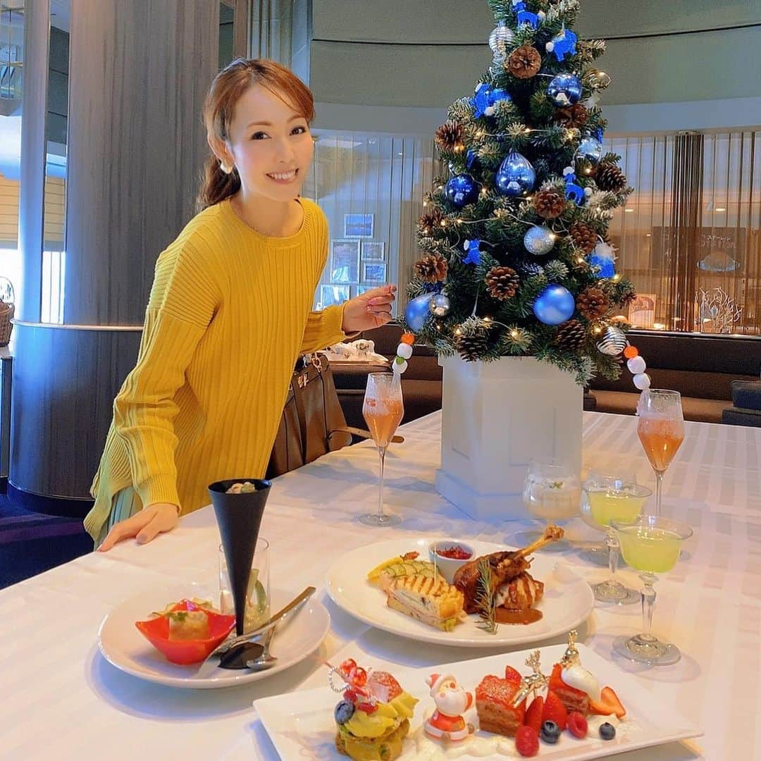 澤野井香里さんのインスタグラム写真 - (澤野井香里Instagram)「@mie__blogger と#スイスホテル南海大阪 の最高の景色が広がる#タボラ36 でフェスティブブランチブッフェに🍴😋  広い開放感のある空間で、大きなツリーにクリスマスのオブジェ🎄、お席のナプキンもツリーで可愛いくて🥰﻿ ﻿ ローストビーフ🥩にホールターキー🦃をはじめ、国際色豊かなクリスマスのお料理に最後は種類豊富なケーキ🍰にチョコレートファウンテン💕﻿ ﻿ 久しぶりにゆっくり２人でランチできて、美味しいお料理たちに幸せを噛み締めてた😝﻿ ﻿ 家ではなかなか作れないホテルならではのお料理が堪能できてオススメです♡﻿ ﻿ スイスホテル　36F 『タボラ36』 @swissotelnankaiosaka_official  フェスティブ ブランチブッフェ 🍴(12/19〜31)¥5,800 ﻿ クリスマス ブランチブッフェ 🎄(12/23～25)¥6,500 ﻿ ﻿ #ks_20✨  #ks_osaka✨ #大阪　#難波　#ホテルビュッフェ　#クリスマスランチ　#クリスマスケーキ　#大阪グルメ #大阪ランチ　#難波ランチ　　#🎄　#🍴　#🎂」11月23日 11時18分 - kaori_sawanoi