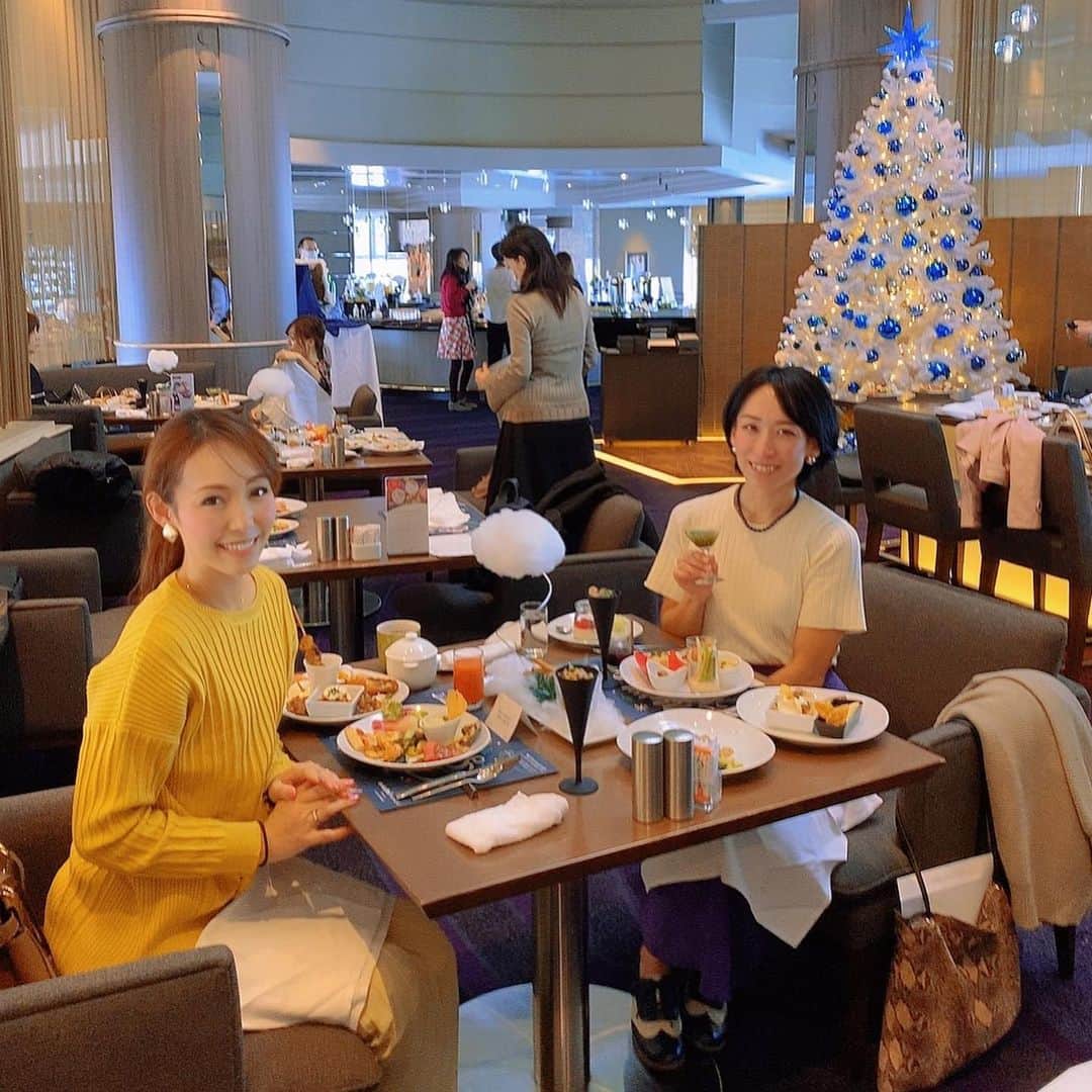 澤野井香里のインスタグラム：「@mie__blogger と#スイスホテル南海大阪 の最高の景色が広がる#タボラ36 でフェスティブブランチブッフェに🍴😋  広い開放感のある空間で、大きなツリーにクリスマスのオブジェ🎄、お席のナプキンもツリーで可愛いくて🥰﻿ ﻿ ローストビーフ🥩にホールターキー🦃をはじめ、国際色豊かなクリスマスのお料理に最後は種類豊富なケーキ🍰にチョコレートファウンテン💕﻿ ﻿ 久しぶりにゆっくり２人でランチできて、美味しいお料理たちに幸せを噛み締めてた😝﻿ ﻿ 家ではなかなか作れないホテルならではのお料理が堪能できてオススメです♡﻿ ﻿ スイスホテル　36F 『タボラ36』 @swissotelnankaiosaka_official  フェスティブ ブランチブッフェ 🍴(12/19〜31)¥5,800 ﻿ クリスマス ブランチブッフェ 🎄(12/23～25)¥6,500 ﻿ ﻿ #ks_20✨  #ks_osaka✨ #大阪　#難波　#ホテルビュッフェ　#クリスマスランチ　#クリスマスケーキ　#大阪グルメ #大阪ランチ　#難波ランチ　　#🎄　#🍴　#🎂」