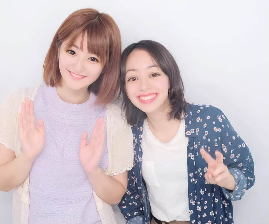 神崎れなのインスタグラム：「2人ともおめでとうな数日やったな✊🏻 なるに会うのも16年目、 芝居に出会ってからも16年目になりました笑 キャリアと年数が合ってなさすぎてあまり数字にしたくないけど、年々重ねるたびに感慨深いものにはなってきました笑 多分この子に会ってなかったら私は役者として生きてこうとすらも思わなかったので。 今自分がやってることのきっかけになった人やと私は思ってます☘️ 今やどんどん雲の上の人になりそうで、雲に近づいていってる彼女やけどそのうち宇宙まで行って欲しいなと思います笑  ひとまずおめでとうでした🌷  #金城成美 #16年目 #気が付いたら #身長抜かされちまったな #26歳 #女たち」