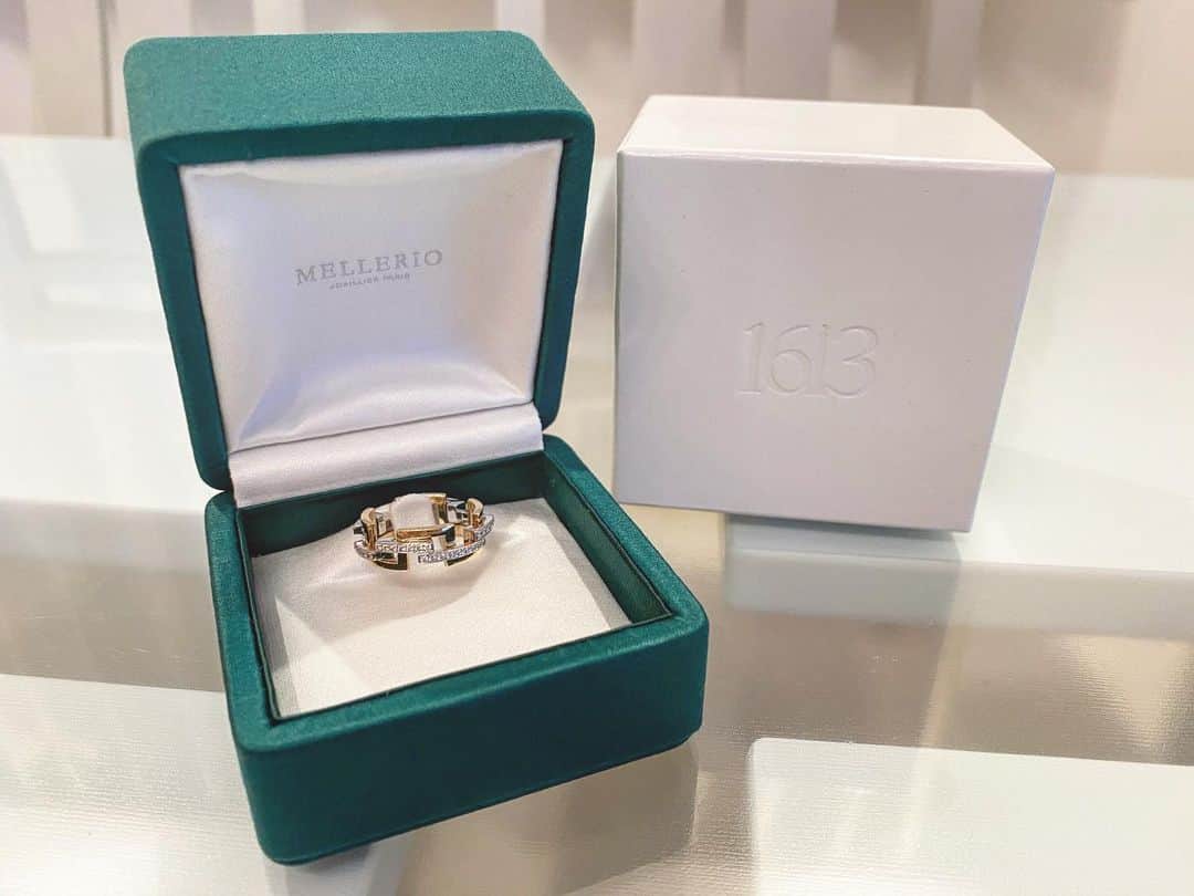 木村安梨沙のインスタグラム：「@melleriojoaillier の素敵なリング💍 結婚指はと人差し指につけたら可愛すぎ😥💕 服選ばないしポイントにもなるし付けやすい！！ もうすぐクリスマスシーズンやし 皆様もいかが🤔？❤️」