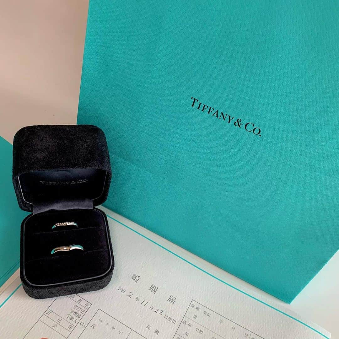 AMIのインスタグラム：「💍 . 昨日、11月22日に 大樹君と入籍致しました🌷❤︎ お腹には小さな命を授かっています👶🏻 これからは、「鈴木あみ」して 宜しくお願いします🙇‍♀️ . #結婚報告 #妊娠報告」