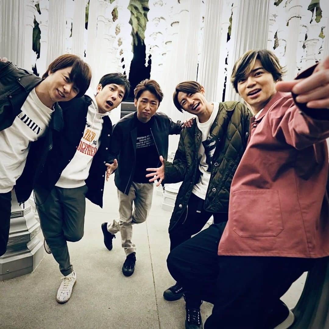 嵐（ARASHI）さんのインスタグラム写真 - (嵐（ARASHI）Instagram)「Everything golden 😎 #PartyStarters #嵐 #ARASHI」11月23日 11時20分 - arashi_5_official