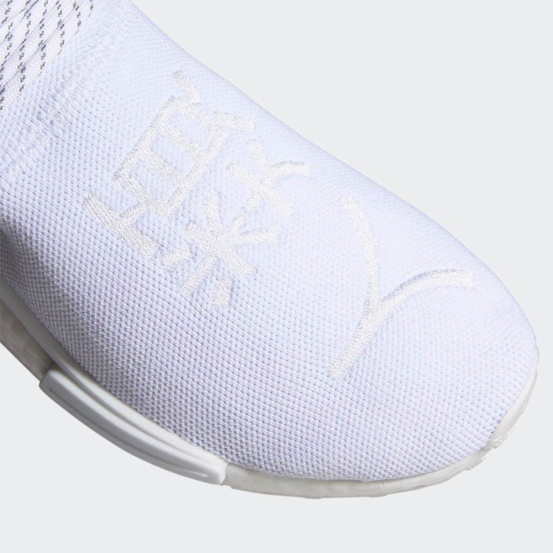 HYPEBEASTさんのインスタグラム写真 - (HYPEBEASTInstagram)「@hypebeastkicks: @pharrell and @adidasoriginals are continuing their powerful partnership with the NMD Hu “Core White.” Dressed almost entirely in a breezy white hue, the shoe’s upper are made of mesh, feature a tonal embroidered hit on the forefoot that reads “Human Race” in Chinese, are secured with a tonal TPU midfoot cage that also serves as eyelets for the flecked white laces and add just a touch of contrast with black collar trim and the heel’s branded hits. It’s set to release via the @adidas webstore come November 25 for $220 USD.⁠⠀ Photo: adidas」11月23日 11時21分 - hypebeast