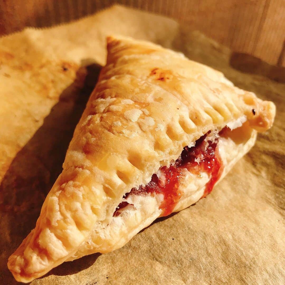 のインスタグラム：「pies. ・ ・ ・ 富士高原のレッドルバーブを取り寄せて作ったジャムを冷凍パイシートに塗って焼いたお手軽おやつ。  自分でパイも作ったらもっと美味しいんだけどねー。母のようにはまだまだなれず、、、  もう1種類はビターチョコパイ。 カカオ70%の酸味と苦味がパイ生地とホントによく合う。  ルバーブのジャムも甘さをかなり抑えているので、甘酸っぱさが心地よい。  美味しいコーヒーとゆっくり☕️ 挽きたての豆の香り、たまりません。 ロースター欲も最近芽生えてきちゃった。  朝はいつもバタバタでこんな余裕はまるでナシだけど🤣  #Rhubarb #rhubarbe #rhubarbseason #rhubarbjam  #ルバーブ #リュバーブ #レッドルバーブ #長野県産 #無農薬 #ルバーブジャム #jam #organicjam #organic #homemade  #yummy  #ヨーコ手作り #ヨーコおやつ #ルバーブパイ #リュバーブパイ #冷凍パイシート #簡単レシピ  #手抜きおやつ #チョコパイ  #chocolatepie #darkchocolate  #pie #cooking #coffee #ロースター欲しい #コーヒーに合うお菓子」