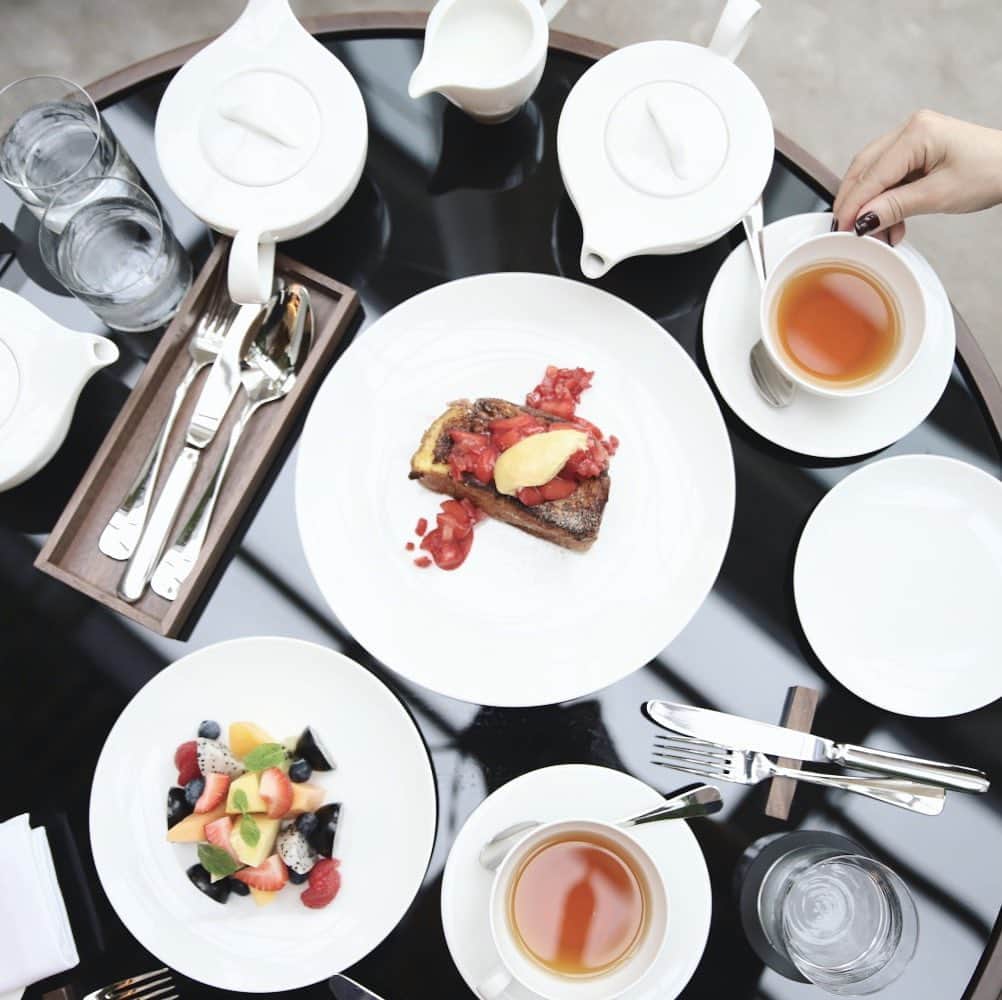 ヒロコグレースのインスタグラム：「ある日の朝食✨﻿ ミーティングもゆっくりできる﻿ 素敵な場所で♡﻿ ﻿ ﻿ 昨日はたくさん質問をいただき﻿ ありがとうございました😊﻿ ﻿ ﻿ ぜーんぶにお答え出来なかったのですが、﻿ また、ゲリラ⁉️的にやりますね♡﻿ ぜひ参加してください！﻿ ﻿ ﻿ 今月はグレースサロンの動画で、﻿ ・毎日笑顔でいられる秘訣﻿ ・コロナ期に疲れないコツ﻿ ・子供にイライラしてしまう根底は自分⁉️ ・なぜ結婚に執着してしまうの？﻿ などなど、他2本語ります。﻿ 11月中にアップします♡﻿ ﻿ ﻿ またサロン主宰の﻿ アフタヌーンティー会があります。﻿ 12／6 午後15：30スタート。﻿ 残席わずかです♪﻿ ﻿ ﻿ グレースサロン詳細は、﻿ プロフリンクから♡﻿ ﻿ ﻿ ﻿ ---------------------------------------﻿ ﻿ Diploma class﻿ ・24期 2020年9月 平日クラス(満席)﻿ ・25期 2020年9月 週末クラス(満席)﻿ ・26期 2021年1月 週末クラス(先行募集予定)﻿ ﻿ Diploma卒業生向け﻿ ・10月開講　13期Masterクラス（満席）﻿ ・  9月開講　3期スキルアップ講座(満席)﻿ ﻿ Business(裏講座)﻿ パーソナルブランディング講座﻿ ・11月スタート﻿ 　2期日曜日クラス(満席)﻿ 　3期土曜日クラス(満席)﻿ ﻿ ・2021年1月開講﻿ 　4期平日クラス﻿ 　5期週末クラス﻿ 先先行募集開始予定✨﻿ ﻿ パーソナルブランディングVIP﻿ ・先行募集開始予定﻿ ﻿ 個人セッション﻿ ・メンタープログラム(満席)﻿ ﻿ @hirokograce プロフURLより﻿ ﻿ ﻿ ♦︎ Online Salon ﻿ オンライン上で学べる Grace サロン﻿ @hirokograce プロフURLより﻿ ﻿ ♦︎ 継続メンタープログラム  3ヶ月待ち﻿ 空席募集は、プロフURLより﻿ 無料メールマガジンにご登録ください﻿ ﻿ 著書：﻿ 夫を最強のパートナーにする方法（大和書房）﻿ やめたら幸せになる妻の習慣（Wave 出版）﻿ 愛され妻の習慣（Wave 出版）﻿ ﻿ ▶︎ ブックアカウント ﻿ hirokograce_books ﻿ ﻿ ﻿ #ライフコーチ #セッション #ワークショップ #セミナー #心 #自分磨き #ポジティブ #自分 #人間関係 #夫婦 #ハッピー #ワクワク#仕事 #人生 #子育て #ママコーデ #ママライフ #la #旅 #今日のファッション #花のある暮らし #笑顔 #おしゃれ #名言 #本 #ライフスタイル #パーソナルブランディング#ボブ #海外生活 #美容﻿ ﻿ ﻿」