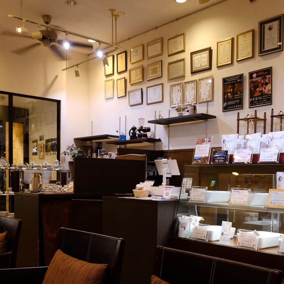 poroco（ポロコ）さんのインスタグラム写真 - (poroco（ポロコ）Instagram)「✨札幌カフェWEB連載アップしました✨ https://www.poroco.co.jp/newsreport/1098/  札幌のカフェ好きライター @wakacotocoto が 訪れたカフェについて語るこの連載。  今回は、自家焙煎のスペシャルティコーヒー専門店の「丸美珈琲店」☕ ✨  コーヒーを求めて世界から人が集まる札幌の街に  オーナーの想いとこだわりが綴られた記事を、ぜひチェックしてみてください😊  #poroco #ポロコ #札幌カフェ #札幌cafe #sapporocafe #札幌グルメ #札幌 #sapporo #丸美珈琲店 #自家焙煎コーヒー店 #自家焙煎コーヒー #コーヒー #コーヒーのある暮らし #スペシャルティコーヒー #北海道 #hokkaido」11月23日 11時26分 - poroco_magazine