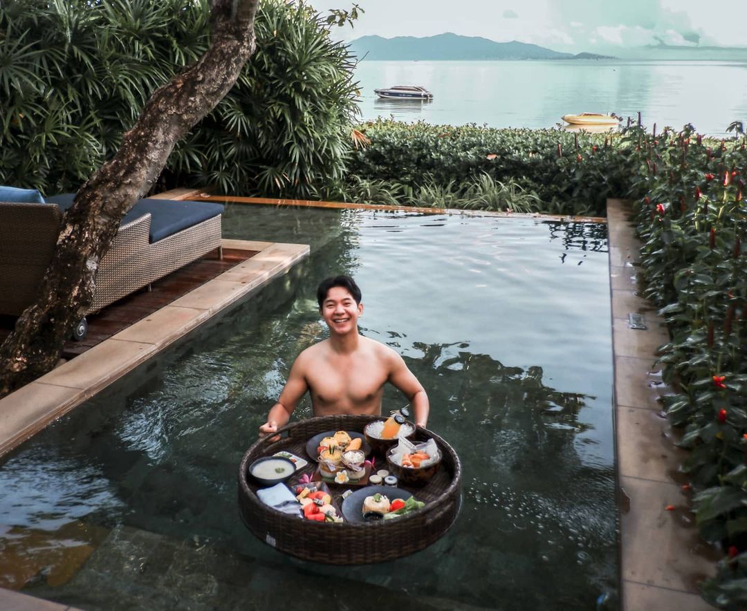 アイス・サランユーさんのインスタグラム写真 - (アイス・サランユーInstagram)「Breakfast in the Pool Sarunyu's Style🤣🤩 ชอบกินอะไรในน้ำอยู่เรื่อย โยนไก่ลงมาเล้ยยย😜 @anantarabophut  @anantara_hotels  #sanooksnap  #anantarabophut  #anantara  #samui  #เที่ยวทั่วไทยกับไอซ์ศรัณยู」11月23日 11時35分 - icesarunyu