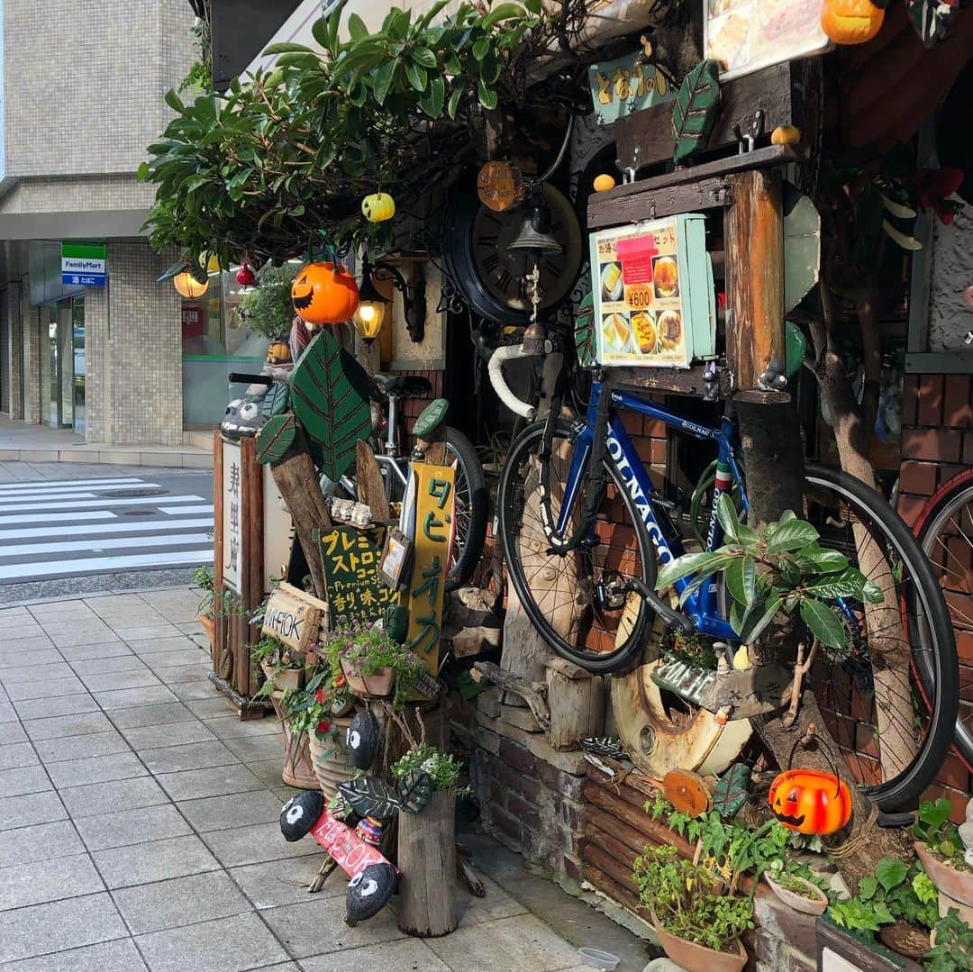 能町みね子さんのインスタグラム写真 - (能町みね子Instagram)「#喫茶メモ 大阪新町 寿里庵/ なかなかごちゃごちゃしていていい感じ。朝から満員でした。」11月23日 11時36分 - nmcmnc