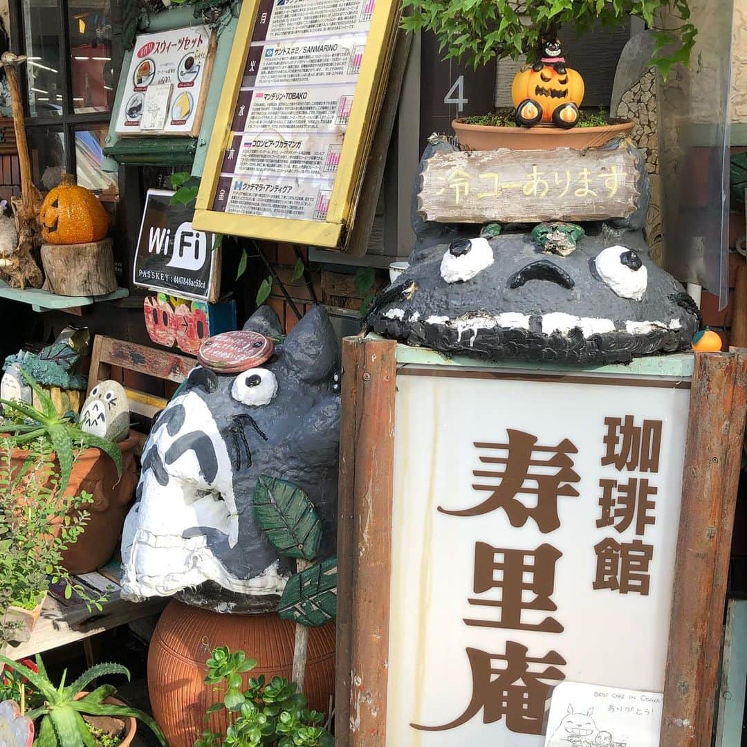 能町みね子さんのインスタグラム写真 - (能町みね子Instagram)「#喫茶メモ 大阪新町 寿里庵/ なかなかごちゃごちゃしていていい感じ。朝から満員でした。」11月23日 11時36分 - nmcmnc