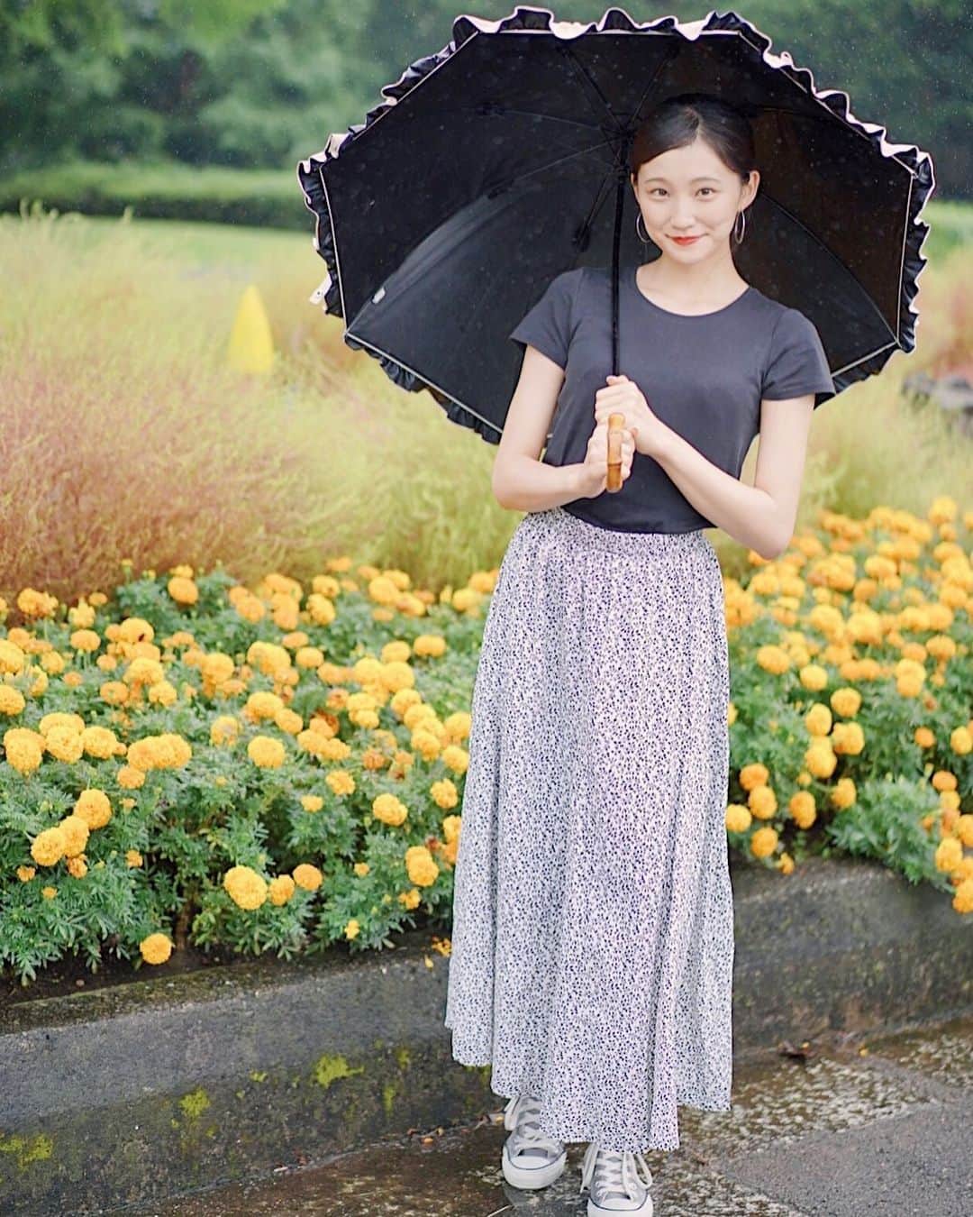 加藤早和子のインスタグラム：「❤︎ お散歩行く時は ラフ な服装で行きます🥸  この間みた紅葉はまだ見頃を迎えてなかったんですが、 もうそろそろ見頃かな？ 観に行きたい🍁  . . #青山学院大学 #女子大学生 #ミス日本 #一眼レフ #ポートレート #ポートレート撮影 #ポトレ #被写体 #いいね返し #portrait #as_archive #portraitphotography #as_picture #portrait_mood」