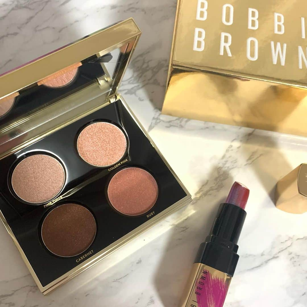 山口真帆さんのインスタグラム写真 - (山口真帆Instagram)「#アイシャドウパレット﻿ ﻿ .........................................﻿ ﻿ ☑#BobbiBrown #ボビイブラウン﻿ #リュクスアンコールアイシャドウパレット﻿ #リュクスプリズマリップスティック﻿ .........................................﻿ ﻿ ﻿ 毎年ボビイブラウンのホリデイは美しい。﻿ ﻿ ラメラメラメ。﻿ ﻿ ツヤツヤな大人のラメはボビイブラウン！﻿ ﻿ このリュクスシリーズは褒められアイシャドウ。﻿ ﻿ ﻿ ﻿ リップスティックは美しいブルーパール。﻿ そしてとても落ちにくいので﻿ 今の時期オススメです。」11月23日 11時31分 - yamaguchimaho_official