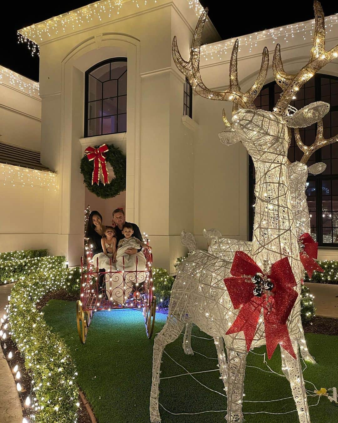 ロブ・ディアデックのインスタグラム：「Let that Christmas spirit flow... nothing like the magic of the red, white, and lights. 🎅🏼🔴⚪️💡🎅🏼」
