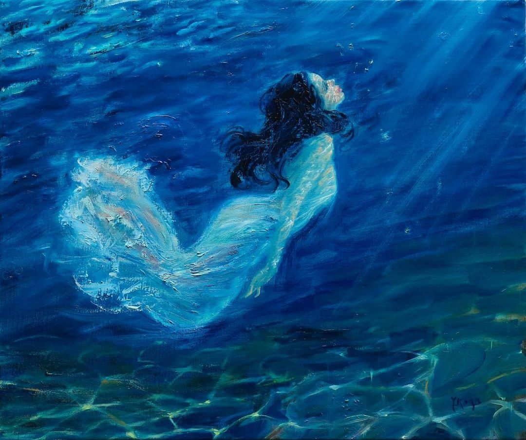 のインスタグラム：「“光へ” 水中を漂いながら希望の光へ向かい浮上するニンフ  【神戸個展 開催中】 油彩画家 古賀陽子 個展　〜Nymphの世界〜 開催日時: 2020年12月1日(火) まで 営業時間: 11:00〜19:00  ※最終日は17:00まで ※25日(水)は休廊日です  場所: FLORE Artist Gallery @floreartistgallery  神戸市中央区山本通 1－7－9ブーミン北野  1F  アクセス: 阪急電鉄三宮駅・JR 三ノ宮駅 東出口→徒歩８分、阪神電鉄三宮西出口→徒歩５分、東海道新幹線新神戸駅→車５分  小作品から大作まで30点を超える新作を発表。 人物を中心に、小動物やお花の作品も展示いたします。  COVID-19感染拡大防止のため会場内ではマスクを着用の上、ソーシャルディスタンスを十分にお取りくださいますようお願い致します。  ●Web個展● ホームページへはプロフィール @y.koga7 から  【オンラインショップ 】 https://yokokoga.official.ec  販売期間 : 12/2(水) PM 9時 まで ホームページからもアクセスいただけます。  【VRツアー】  ※特別な機械は必要ありません。 ホームページよりご覧いただけます。  ーーーーーーーーーーーーーーーー “To The Light” The Nymph who drifts through the water and floats into the light of hope  【Web Exhibition】 Access from the link in bio Please enjoy the exhibition online.  【the online shop】 https://yokokoga.official.ec They are sold until Wed. 12/2 9pm Access from the link in bio  【The solo exhibition in Kobe】 “The World of Nymphs” 20th Nov. 2020〜1st Dec. 11:00am〜7:00 pm ※the final day→opens unti 5pm  ※close→Wed. 25th  Gallery: @floreartistgallery  FLORE Artist Gallery 神戸市中央区山本通 1－7－9ブーミン北野  1F  ———————————————————————  #アート #アーティスト #アートワーク  #アートコレクター #画家 #美術館 #作品 #絵画展 #アートのある暮らし #絵画のある暮らし #絵のある暮らし #アート好きな人と繋がりたい #ギャラリー #個展  #油絵 #oilpaintartist #画廊 #人物画 #美人画 #神戸 #三宮 #北野坂 #西宮 #art #artwork #gallery #artist #exhibition #古賀陽子 #イルマティーノ yokokoga」