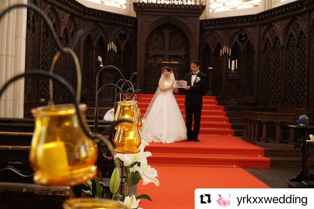 プレ花嫁さんの為の結婚式アイテム通販ファルべさんのインスタグラム写真 - (プレ花嫁さんの為の結婚式アイテム通販ファルべInstagram)「. #ファルベ の#ガラスの結婚証明書 を ご利用くださった方、ご紹介します😊 ありがとうございました☺️✨  #Repost @yrkxxwedding with @make_repost ・・・ *°♡﻿﻿ 〜#YRK1st挙式レポ 〜﻿ 結婚証明書お披露目﻿ ﻿ ラグナはクリスタルチャペルなので ファルベさん @wedding_farbe の﻿ クリスタル証明書postで﻿ 見かけて素敵だなと思った﻿ 証明書を選んでいました💓﻿ 他にもお花などもあるのですが﻿ ﻿ 2人が出会った5月･春らしい植物なこと🍀﻿ 前に🍀ピアスをプレゼントしてもらった﻿ 縁という事でクローバーを選んでいます☺﻿ ﻿ 刻印済みで署名もないのでスムーズ…﻿😌 結婚を承認する方は拍手を…と﻿ アナウンスあると5人と思えぬ﻿ 割れんばかりの拍手を頂きました﻿ ﻿ この時1番うるっときました😢✨﻿ ﻿ ラグナで使う前提で考えたので﻿ 重厚感あるカサデアンジェラには﻿ マッチしてないな…😂﻿ ﻿ 反射するので写真撮るのに﻿ なかなか苦戦しました😅﻿ ﻿ ♡﻿ ﻿ #結婚式﻿ #結婚式記録 ﻿﻿ #ふたりだけの結婚式﻿﻿﻿ #挙式レポ ﻿ #結婚証明書﻿ #weddingceremony ﻿ #ラファエルウエディング﻿﻿ #カサデアンジェラ﻿﻿ #カサデアンジェラ馬車道 ﻿﻿ #横浜ウエディング ﻿﻿ #プレ花嫁2020 #プレ花嫁2021 ﻿﻿﻿﻿ #プレ花嫁さんと繋がりたい ﻿﻿﻿﻿ #全国の花嫁さんと繋がりたい ﻿﻿﻿﻿ #ちーむ1115 #ちーむ0719 ﻿﻿﻿﻿ #2021wedding #2021夏婚さんと繋がりたい﻿﻿﻿ #くふう婚 #マイナビウエディング ﻿ #marry花嫁 #farnyレポ #プラコレ﻿ #ウエディングニュース #ハナユメ」11月23日 11時38分 - wedding_farbe