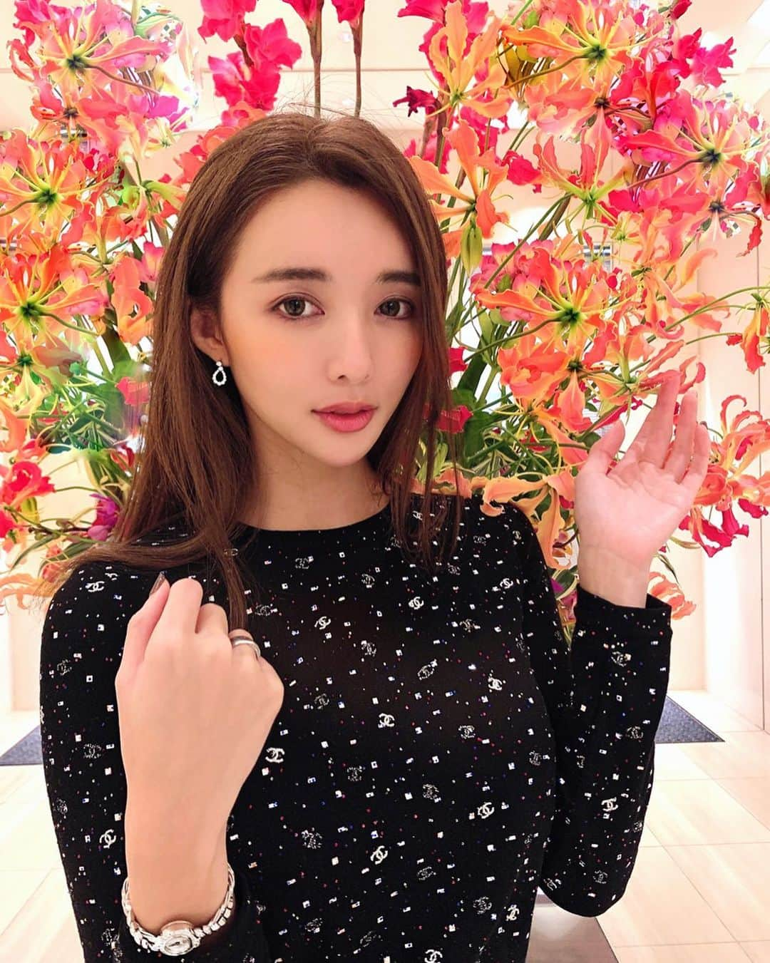 濱野りれさんのインスタグラム写真 - (濱野りれInstagram)「Hi💐 Came to Ginza for shopping💕 I was attracted to the beautiful red flowers probably because I saw the autumn leaves in Hakone🍁✨  What flowers are beautiful in your place?🦋 . はろー☺️ 銀座にお買い物に来てるよ💐 箱根で紅葉を沢山見てきたせいか、 赤いお花に吸い寄せられるように...🦋  今日はシャネルのクルーズとエルメスを見に行く予定💕 素敵な出会いが有りますように...✨ . . #chanel #chanellove #chanelclothes #harrywinston #luxurywatch #lovefashion #autumnfashion #beautifulflowers #flowers #flowerstagram  #myday #ginza #フラワーアレンジメント #フラワー #お花 #シャネル #ハリーウィンストン #時計 #銀座 #東京」11月23日 11時38分 - riregram