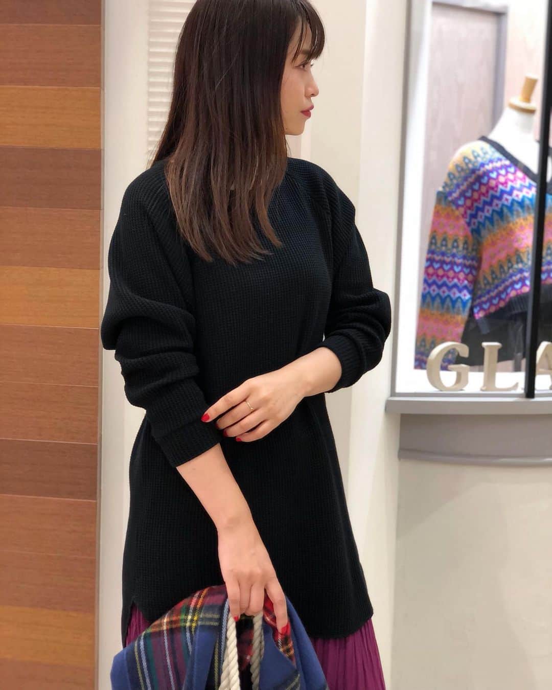 新谷美奈のインスタグラム：「SPECIAL NOVELTY PRESENT🎅🏻🎄💫﻿ ﻿ みんなだいすき！﻿ Nina mewのサーマル☺️🤍﻿ 今季はニット見えする目のあらい凹凸で﻿ ぬくもりを感じさせるしっかりめのサーマル生地。﻿ ラグランスリーブとラウンドヘムで﻿ 一枚でもさまになるところも﻿ うれしいポイント🙆🏼‍♀️﻿ ﻿ Nina mew﻿ tops ¥16,000+tax﻿ skirt ¥26,000+tax﻿ shoes ¥28,000+tax﻿ stole ¥6,000+tax﻿ ______________________________________﻿ ﻿ ✔︎Nina mewの商品を税込4万円以上お買い上げの方に﻿ ロゴトートバッグをプレゼント！﻿ (なくなり次第終了となります)﻿ ﻿ ✔︎11/19(木)〜23(月)まで﻿ 連続ゆめポイント5倍！﻿ 本日最終日です‼️🙋🏼‍♀️﻿ ﻿ 皆様のご来店心よりお待ちしております！﻿ ﻿ @ninamew_official#Ninamew#ニーナミュウ#ゆめタウン#ゆめタウン佐賀#セレクトショップ#selectshop」