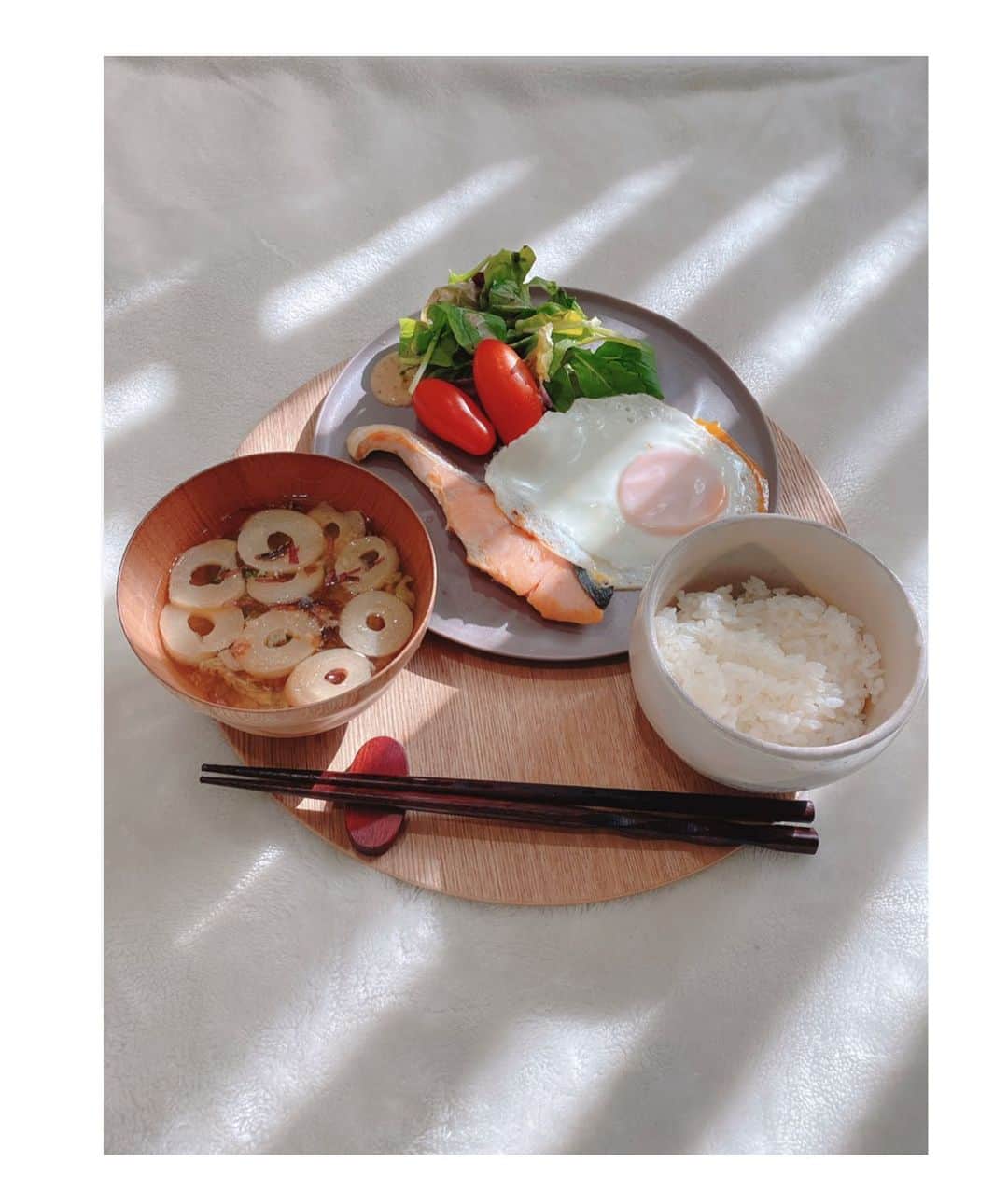 池田美佳のインスタグラム：「11/23 朝　#mikaskitchen   朝はなるべく日本を感じるものを...  ご飯とおみそ汁逆なのはご愛嬌w  最近、 朝起きたらまず心を整える と言うことをやっています。  すっきりしない寝起きの時も、掃除や朝ごはんをきちんと作って食べるなどしていくと心が整理されていって、ポジティブなパワーで一日を始めることが出来ます。  始まりが良ければ全てよし☺︎  今週は初めてのディナーショーがあるので、どうやったら楽しんでもらえるか考える時間も楽しいですね ..  お楽しみに☺︎🍾」