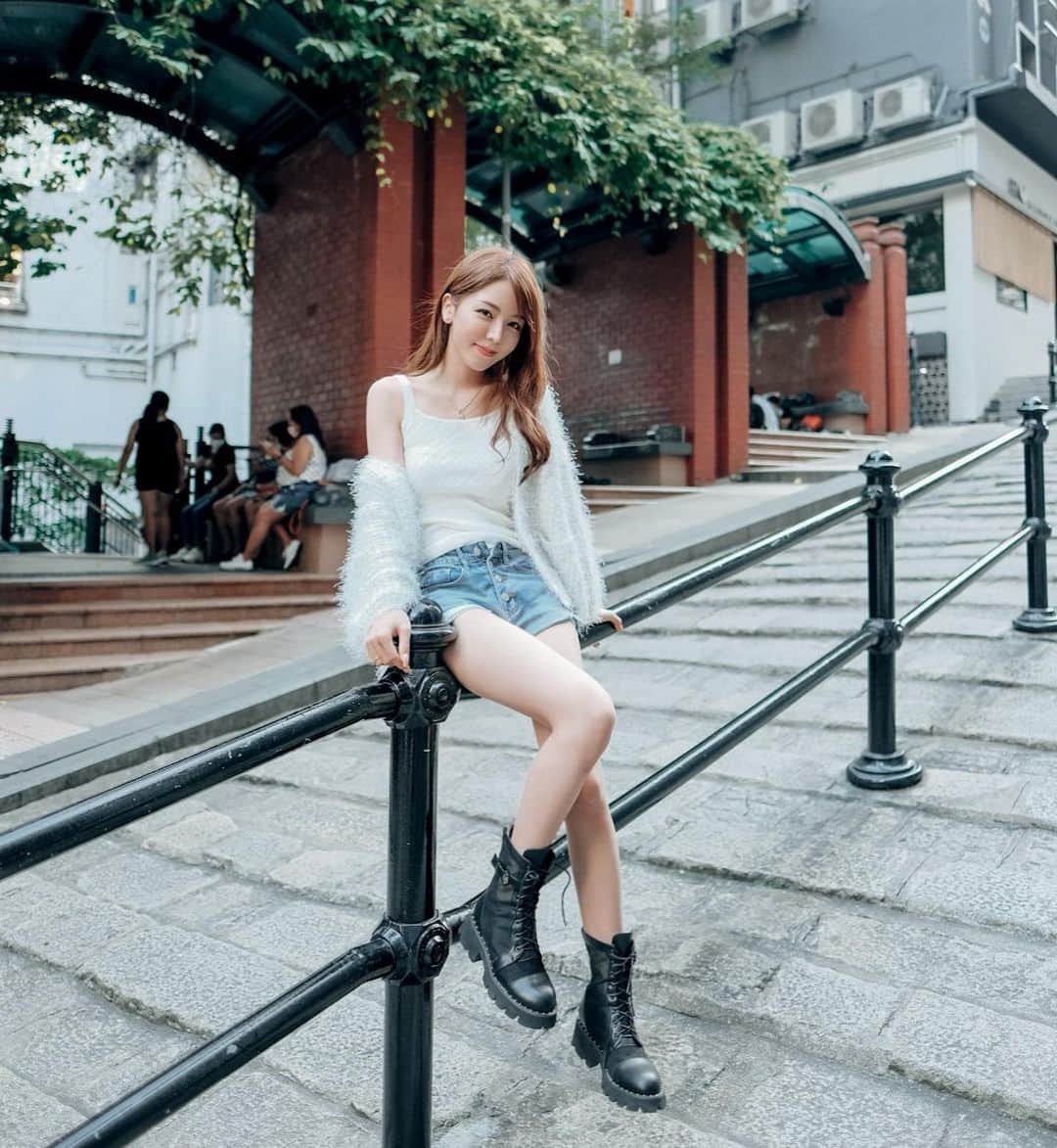 Vivi Tamのインスタグラム：「妹妹幫我拍的😛」