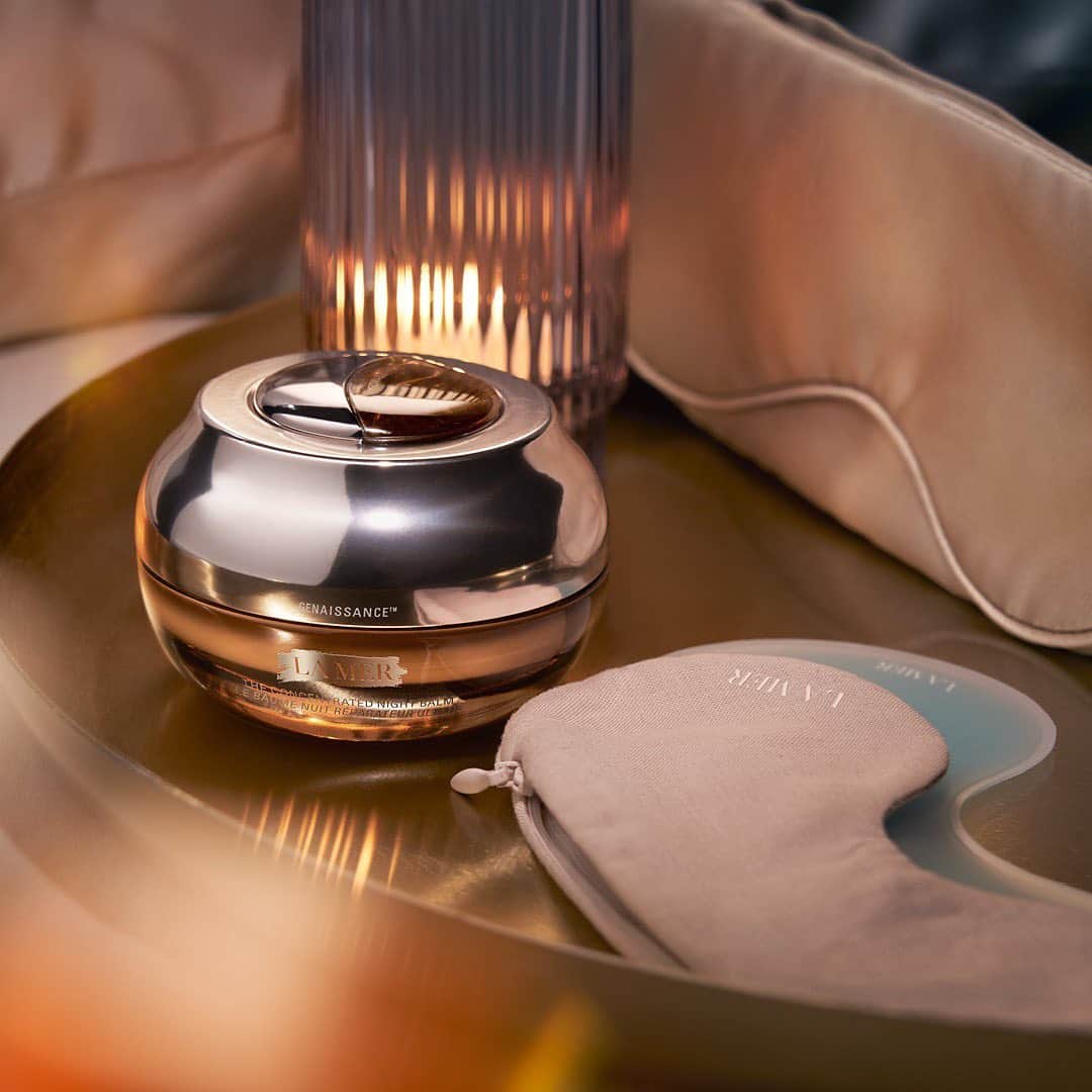 ドゥラメールのインスタグラム：「Ready for bed? Prepare for the weightlessness of sleep with a sumptuous, double-melt of healing hydration and a few of your nighttime favorites. #GenaissancedelaMer」