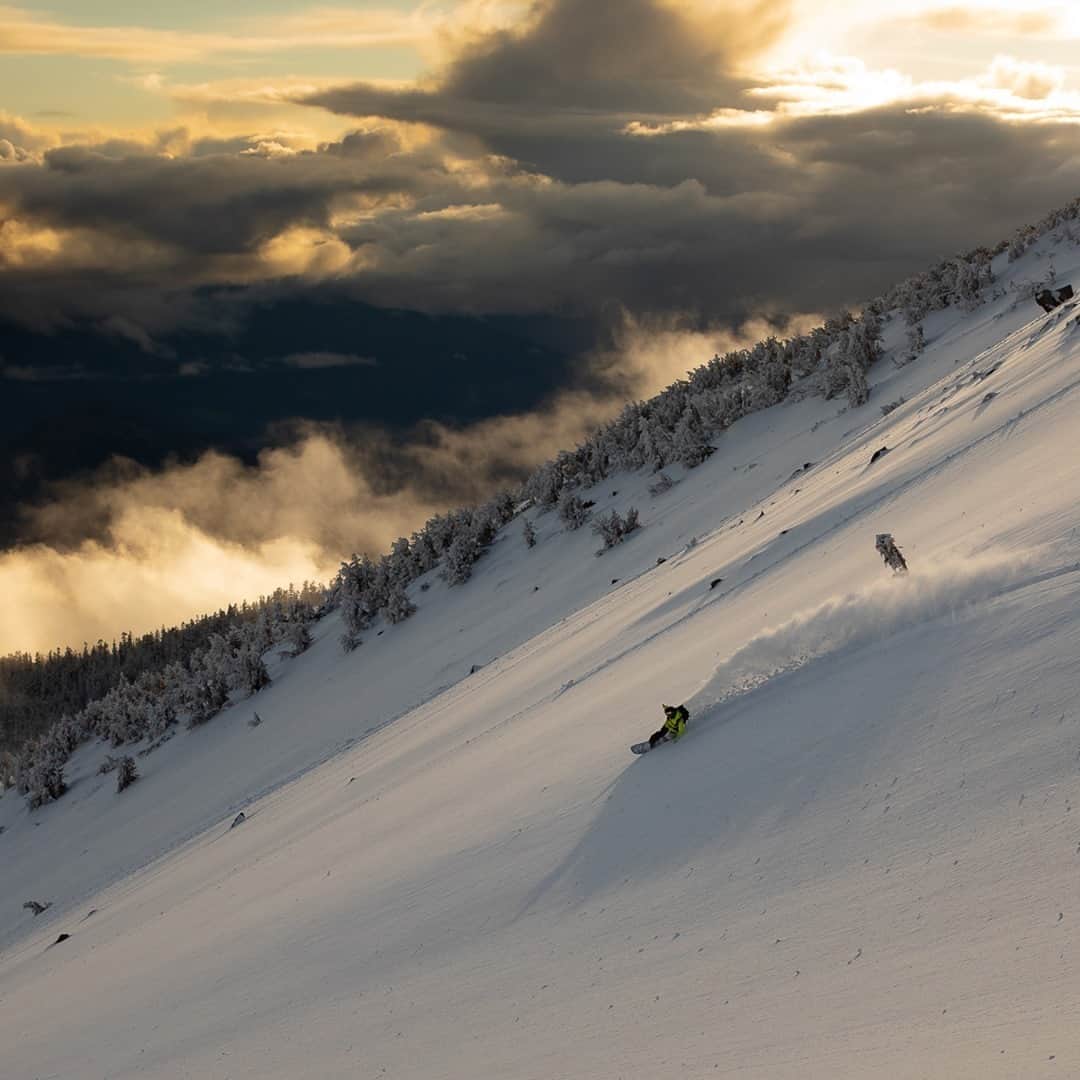 ボルコムのインスタグラム：「Dawn patrol ☕ ❄️ @elenahight shot by @andrew_miller #truetothis」