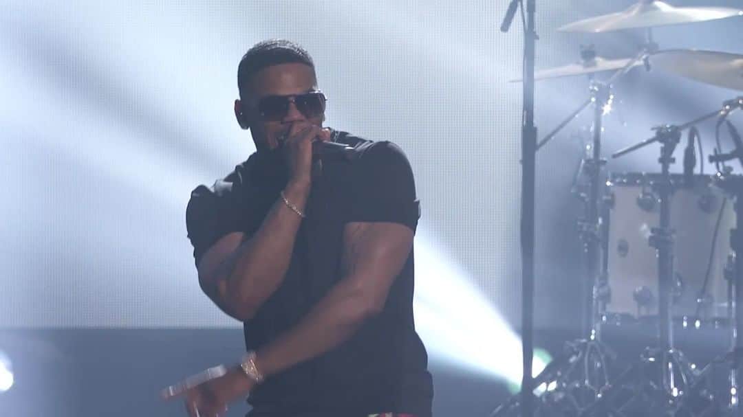 アメリカン・ブロードキャスティング・カンパニーのインスタグラム：「Our Dancing With The Stars finalist, @Nelly, showing us he’s got more moves than what we see on the dance floor every week! Make sure to tune into the #DWTS finale tomorrow if you like what you saw tonight at the #AMAs 💃  Tune in to the AMAs now on ABC!」