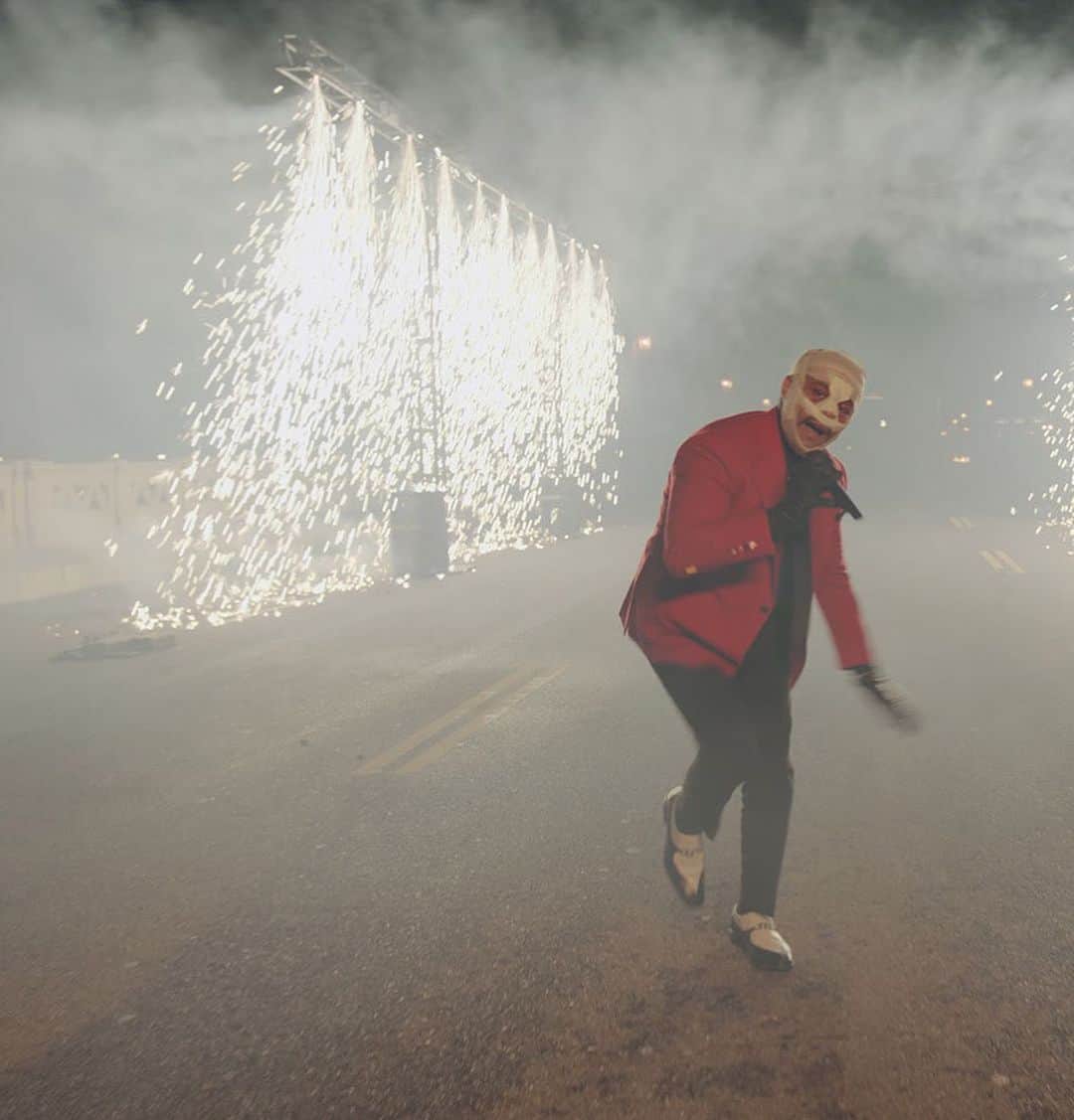 Just Jaredさんのインスタグラム写真 - (Just JaredInstagram)「@theweeknd brings the fireworks for his performance of #InYourEyes alongside @kennyg   Visit Just Jared now for all the pics and videos from the @amas! #TheWeeknd #KennyG  #AMAs Photos: Getty/ABC」11月23日 11時54分 - justjared