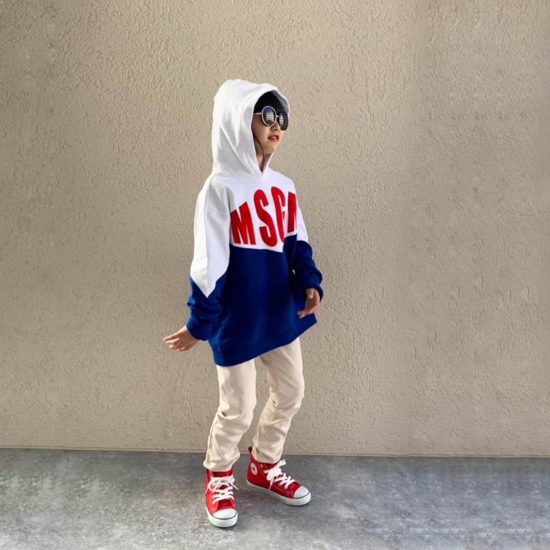 ayakonbubuさんのインスタグラム写真 - (ayakonbubuInstagram)「11月23日から、1年で一番華やかなキャンペーン、ブラックフライデーセールがいよいよスタートしてるよー❗️❗️ 最大70％オフ😆😆  @babyshop  是非チェックしてみてね️  海外ブランドがどこよりも安くて日本語サイトだから日本語で買えるので安心なんだ️❤️   @babyshop    #babyshop #ベイビーショップ #ベイビーショップブラックフライデーセール #MSGM#PR  #カジュアルコーデ#シンプルコーデ#こどもふく#kids#kidsfashion #親バカ#親バカ部#キッズモデル#kidsmodel#子供服#kidsfashion #スウェット#kids#girl#冬コーデ  #姉妹#女の子ママ#まゆ毛つながり子ちゃん  https://jp.babyshop.com/end-of-season-sale/s/1873」11月23日 11時54分 - ayakonbubu