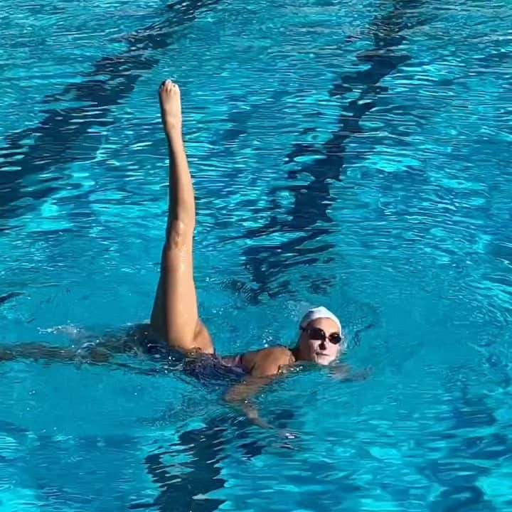 アンドレア・フエンテスのインスタグラム：「“Synchro legs” are one of my favorite parts of #artisticswimming and I love when the swimmers invent their own! Check out this interesting synchro challenges from @_ruby.remati_ and @daniellaaramirezzz 🤩 try them at home and send us the video! @artswimusa」