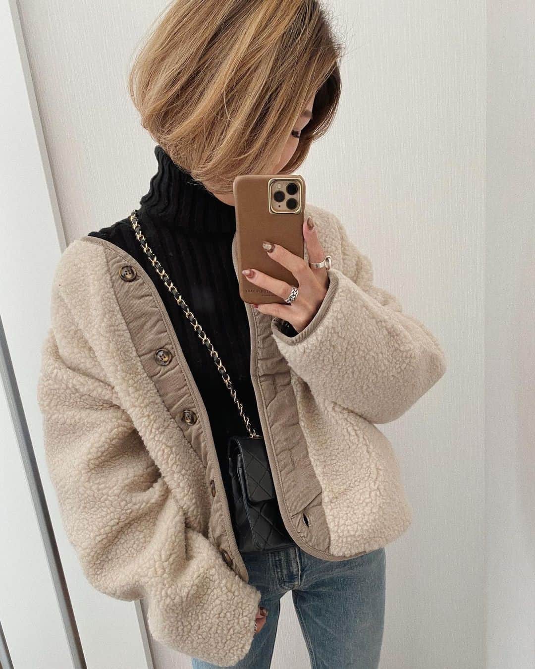 DHOLIC SNAPのインスタグラム：「@12anna23さんの#dholicsnap⁠ 　⁠ OUTER/TOPS：@dholic_official⁠ 　⁠ 【LADIES】⁠ #ラウンドネックボタンボアジャケット⁠ 全3色￥6,160(税込)⁠ 　⁠ 【LADIES】⁠ #リブタートルネックニット⁠ 全4色￥2,948(税込)⁠ ⁠ みなさんもぜひ#dholicsnap をつけて⁠ コーディネートを投稿してください📸💕⁠ 　⁠ ※上記以外のご着用アイテムにつきましては品切れ商品、または、私物となります。⁠ 　⁠ #DHOLIC#dholicism#fashion#ootd⁠ #プチプラコーデ#今日のコーデ#今日の服⁠ #ボアジャケット#アウターコーデ#リブニット⁠ #休日コーデ#プチプラ#カジュアルコーデ」