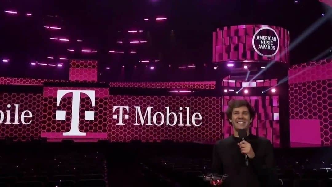 アメリカン・ブロードキャスティング・カンパニーのインスタグラム：「@justinbieber  and @tmobile brought his performance to the next level - with T-Mobile network powered drones hitting the AMAs stage for the first time ever. #AMAsWithUs」