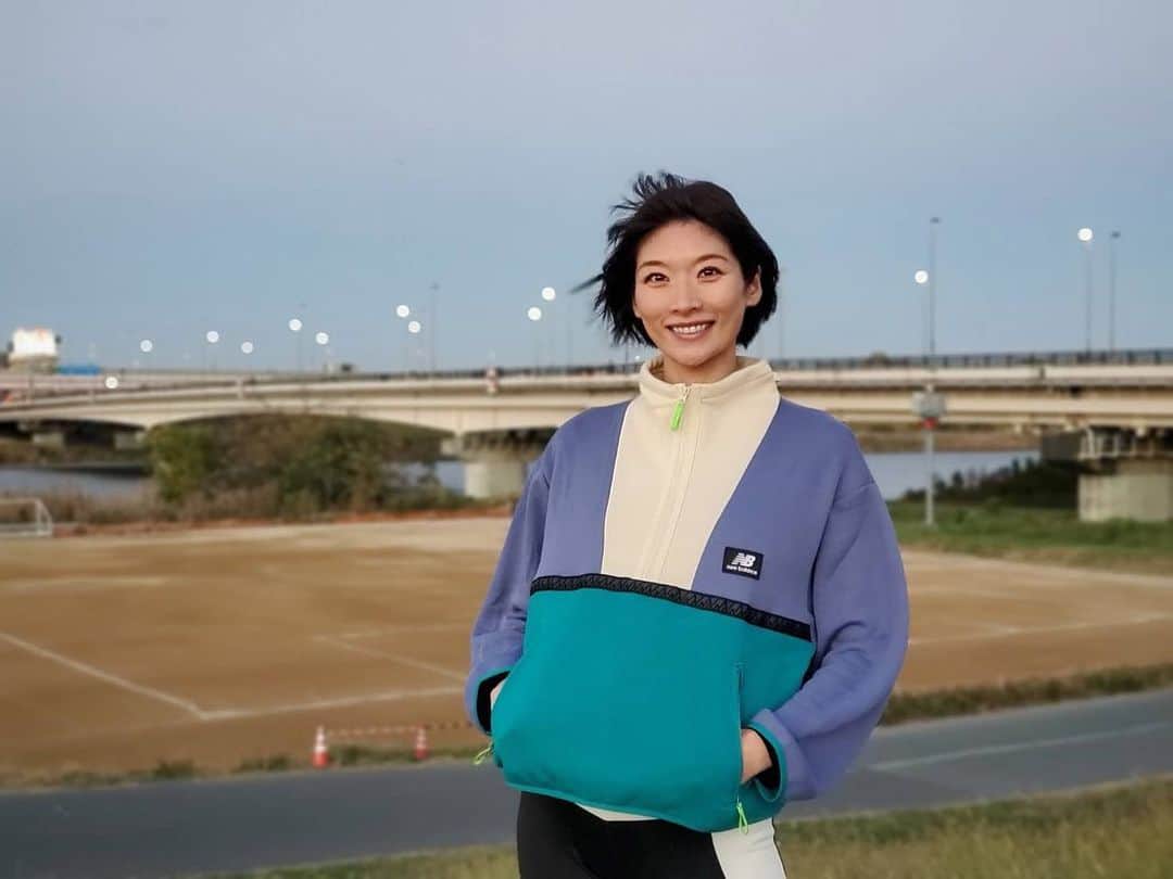 西谷綾子のインスタグラム：「🌇 夕陽を見ながらあや散歩😊🌇🗻 風で髪の毛ぶわぁ〜🍃なってますが🙈💓  @newbalancerunning  @newbalance  ニューバランスのフリース💜🤍 暖かい〜♨️☺️  可愛いカラー配色😍 両脇にジップポケットつき♪ ファスナー引き手のカラーリングがまたアクセントに💚  @phiten_official  RAKUWAバンド メタックス 家でも外でも🙆‍♀️お気に入り❣️ 足のむくみや疲れを軽減🐾 足が軽く感じる〜♪🥳  富士山🗻美しい🌇  #ウォーキング #夕陽 #富士山 #ニューバランス #ファイテン #walking #sunset #mtfuji #newbalance #phiten」