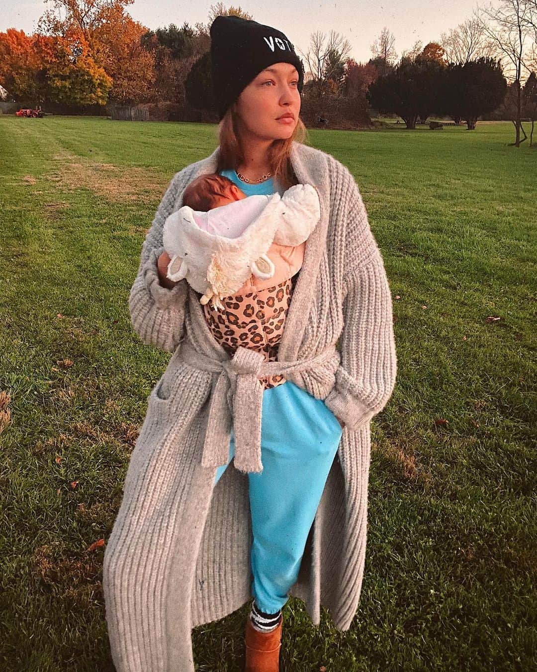 ジジ・ハディッドのインスタグラム：「A whole new kind of busy & tired 😅❤️ but she’s da bestie so she got Christmas decorations early 🥰🥰🎁」