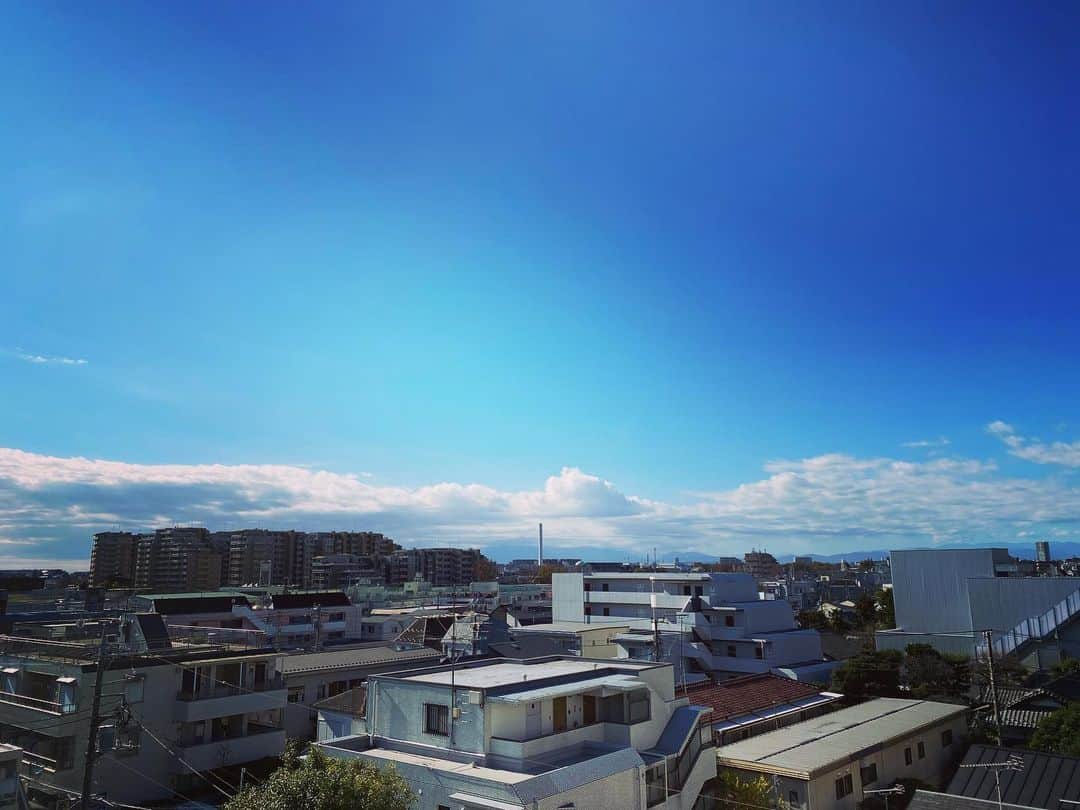浅田信一のインスタグラム：「P業務。  休憩中。スタジオのベランダから。」