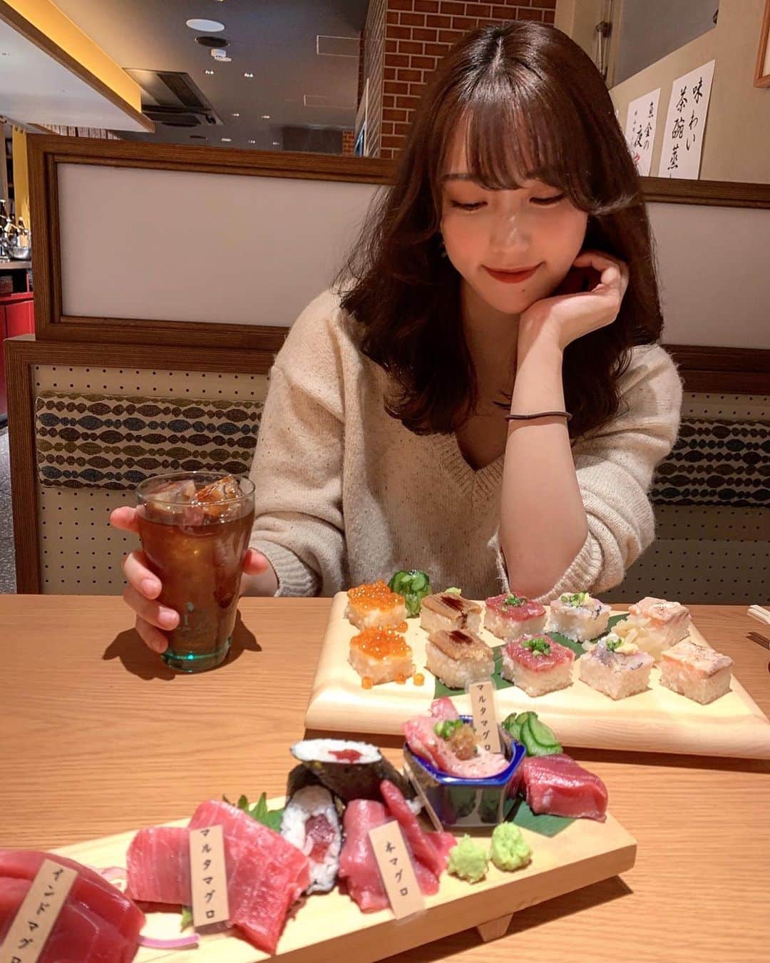 Moka さんのインスタグラム写真 - (Moka Instagram)「マグロ美味しかったぁぁ🐟✨ ・ ・ 名物の掴み寿司も可愛くて美味しくてインスタ映えだった。 どの料理も新鮮なお魚が使われててレベル高いし、銀座とは考えられない価格帯😂 ・ ・ お酒好きの私としては、 レモンサワーの種類と、焼酎の割りものの種類、日本酒の種類が豊富なのが楽しくてついたくさん飲んでしまった🍻 ・ ・ 「 #銀座マグロ食堂魚金 」  @uokin_koho ・ ・ #吉祥寺マグロ食堂魚金　#掴み寿司　#魚金　#本鮪 #グルメ #食 #銀座グルメ #寿司 #マグロ #魚 #美味 #おいしい #食べるの大好き #お酒 #お酒好き #酒好き女子 #レモンサワー #日本酒 #芋焼酎 #お寿司」11月23日 12時03分 - moka_030n
