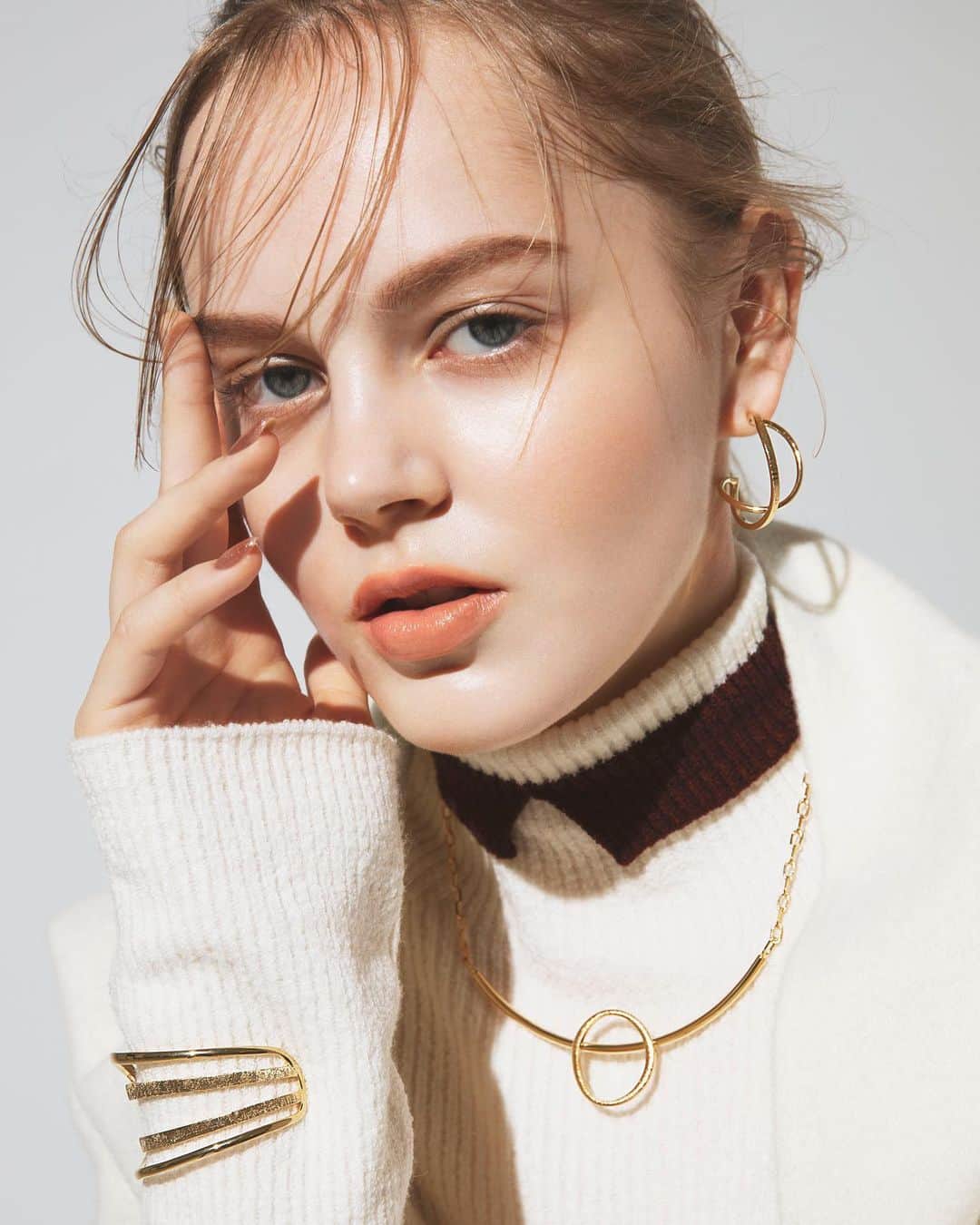 のインスタグラム：「GROSSÉ GLACÉ 2020  HOLIDAY COLLECTION 🤍🤍🤍  Model @violapolt  Photo  @photoby217  Stylist @tsuyoshikurata  Hair and Makeup @rei_fukuoka  @ethos.inc @keiji.eto  Thank you so much!! 🎄✨」