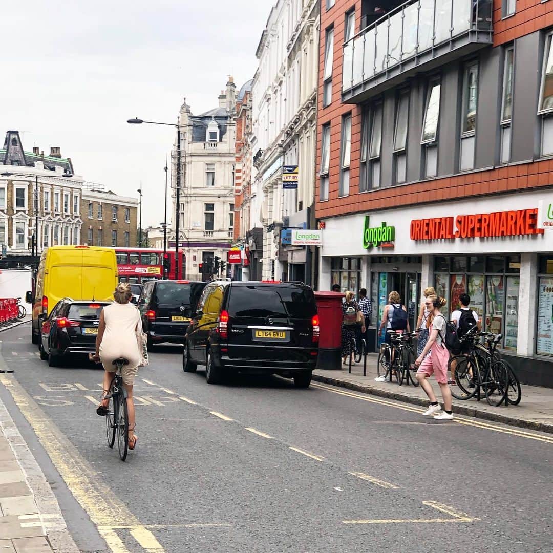 LAUNCHのインスタグラム：「LONDON🇬🇧 到着して１枚目の写真。  Eyes were on the buttocks」