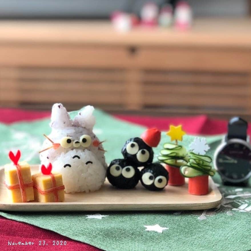 むっくママさんのインスタグラム写真 - (むっくママInstagram)「(о´∀`о)ノ * お疲れ様でーす😁✋ * #トトロおにぎり * 我慢の３連休…って、もうずっと我慢してますけど… * この怒りはどこへぶつけたらいいのー( ｣ﾟДﾟ)｣ * さて、掃除しよ * ーーーーーーーーーーPRですーーーーーーーーーーー * @liakulea_japan　様より💕 * キラキラで素敵です🎵 * クリスマスプレゼントにどうですか？ * クーポンコード(mutsukf80)←10％OFF * 有効期限2021年11月12日 #リアクレア #時計 #腕時計 #ハワイ #liakulea  #トトロ#トトロ弁当 #totoro #おうちごはんlover #こどもご飯 #こどもプレート#ランチプレート#おうちごはん #おにぎり#顔むすび #wp_deli_japan #lunchbox #japanesefood #instagood #foodstagram #riceball #snapdish #てづくりごはん365 #てづくりおべんと365#kyarabenist」11月23日 12時11分 - mutsukumama