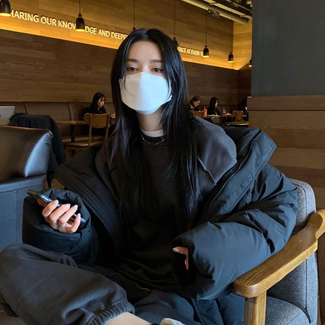 パク・ソラのインスタグラム：「커피마시고 정신차리셈☕️」