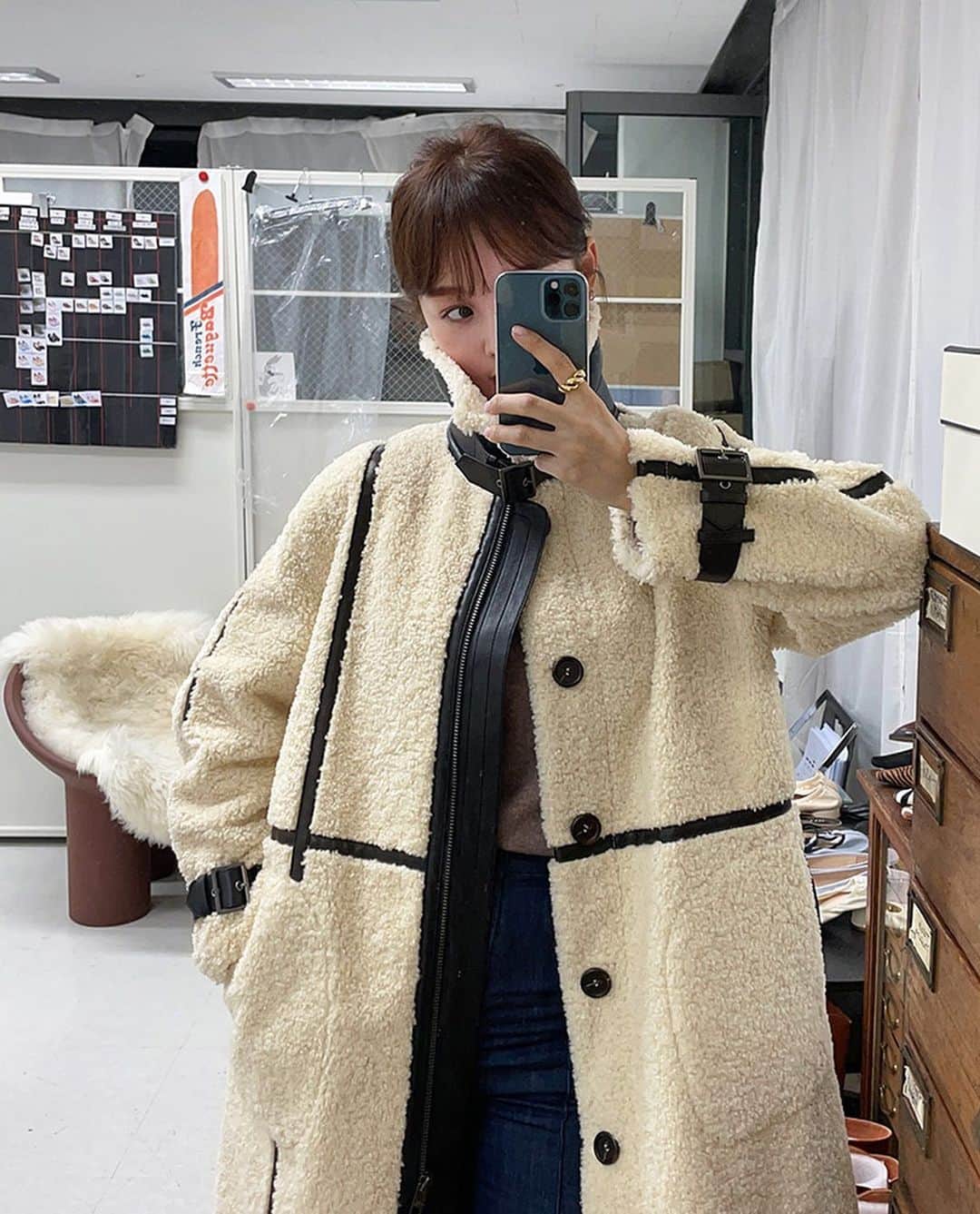 imvelyジャパンのインスタグラム：「レザーラインロングムスタン  お問い合わせの多かったアイテム 本日新発売🐏💗  カジュアルなボアにレザーラインで シックさをプラスし 暖かく大人かわいく着られるアウターです🍂🤎  #イムブリー#IMVELY#ボア#アウター#大人カジュアル#大人可愛い」