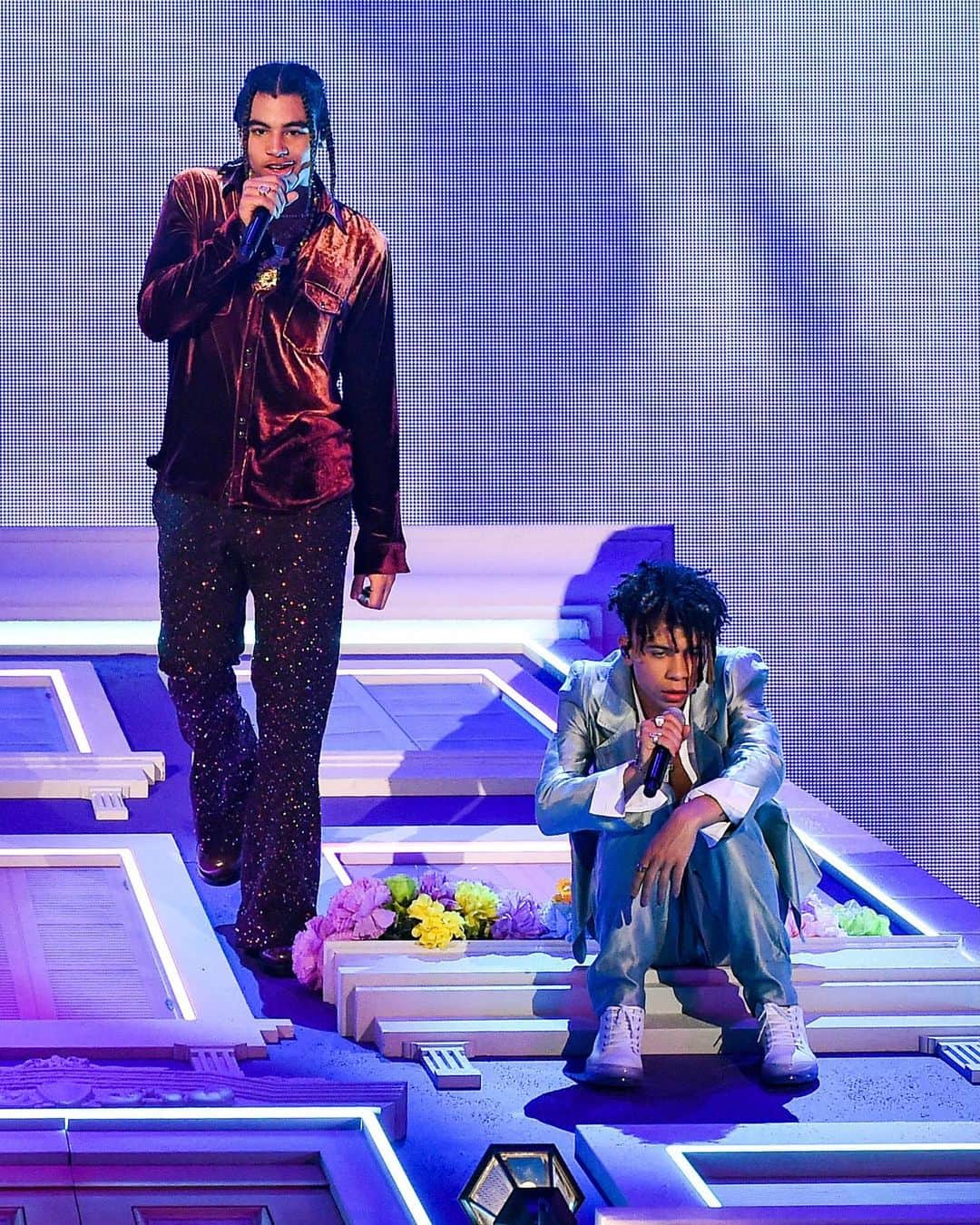 Just Jaredさんのインスタグラム写真 - (Just JaredInstagram)「@24kgoldn and @ianndior perform their smash hit #Mood  Visit Just Jared now for all the pics and videos from the @amas! #24Goldn #IannDior  #AMAs Photos: Getty/ABC」11月23日 12時20分 - justjared
