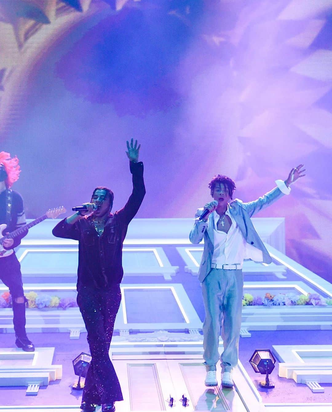 Just Jaredさんのインスタグラム写真 - (Just JaredInstagram)「@24kgoldn and @ianndior perform their smash hit #Mood  Visit Just Jared now for all the pics and videos from the @amas! #24Goldn #IannDior  #AMAs Photos: Getty/ABC」11月23日 12時20分 - justjared