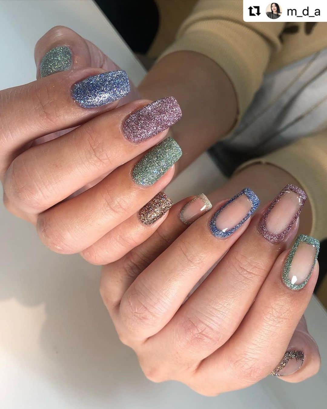 Icegel Nailさんのインスタグラム写真 - (Icegel NailInstagram)「#아이스젤 #별빛반사파우더 출시되자마자!! 난리예요~ 난리~~ 품절사태!!! 해외에서도 완판! 매진!! 😱😱😱 곧! 빠르게 입고 준비하겠습니다~~^^  ライトで照らすと✨キラリ✨ 光る不思議なパウダー。  #スターフラッシュパウダー  season1   #icegel#アイスジェル  Repost m_d_a with @make_repost ・・・ ⚡️flash  nails ⚡️ on と off が楽しい~♪  ⚡️話題のフラッシュパウダー入荷してますっ^^  😵こちらもなくなり次第終了なので気になるお客様はお声かけください♪  #フラッシュネイル #flashnails  #ウィンターネイル #シーズンネイル #ラメネイル #グリッターネイル  #ジェルネイル #ジェルネイルデザイン #大人ネイル  #銀座ネイルサロン #東京ネイルサロン #mdanail #mdamayu」11月23日 12時15分 - icegelnail