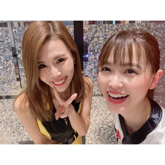 三島ゆかりさんのインスタグラム写真 - (三島ゆかりInstagram)「昨日もめぐちゃんと一緒でした☺️🍎 指ハートが上手くなったよね💕✌️ 今日は京都でお仕事です❣️ 現在絶賛連勤中なんですけど、和歌山→京都→奈良→京都(今日ここ)→和歌山(明日)🙄💦 頑張るでぇ〜💪✨ #三島ゆかり #ゆかりんご #京都 #奈良 #和歌山 #頑張ります #津田めぐ #指ハート #きゅんです #上手くなったかな #パチンコ #パチスロ #ファン感謝デー #ありがとうございました #今日も #よろしくお願いします #最終日 #イメージガール #instagood #instalike #instapic #follow」11月23日 12時18分 - apple340