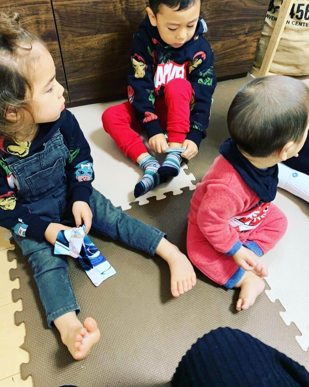 眞庭城聖さんのインスタグラム写真 - (眞庭城聖Instagram)「父から子へのプレゼント🎁  #stance #stanceギフト #socks #family  #kids #stanceをプレゼントしよう #ありきたりはつまらない」11月23日 12時28分 - money_0527