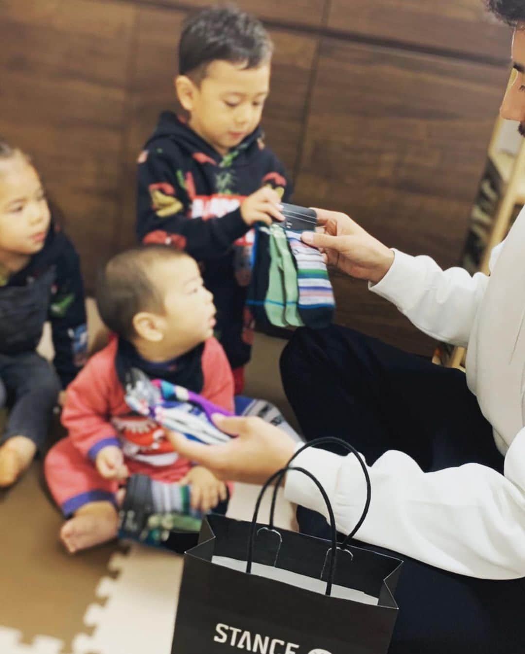 眞庭城聖のインスタグラム：「父から子へのプレゼント🎁  #stance #stanceギフト #socks #family  #kids #stanceをプレゼントしよう #ありきたりはつまらない」