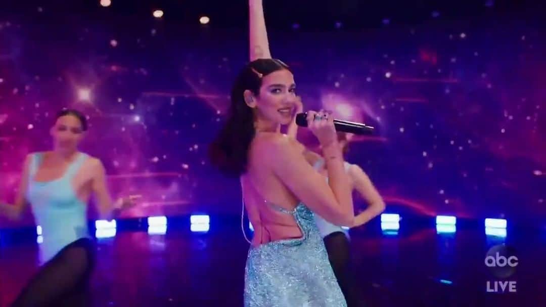 アメリカン・ブロードキャスティング・カンパニーのインスタグラム：「We’re levitating after watching that performance from @Dualipa 🤩 #AMAs  Tune in NOW on ABC!」