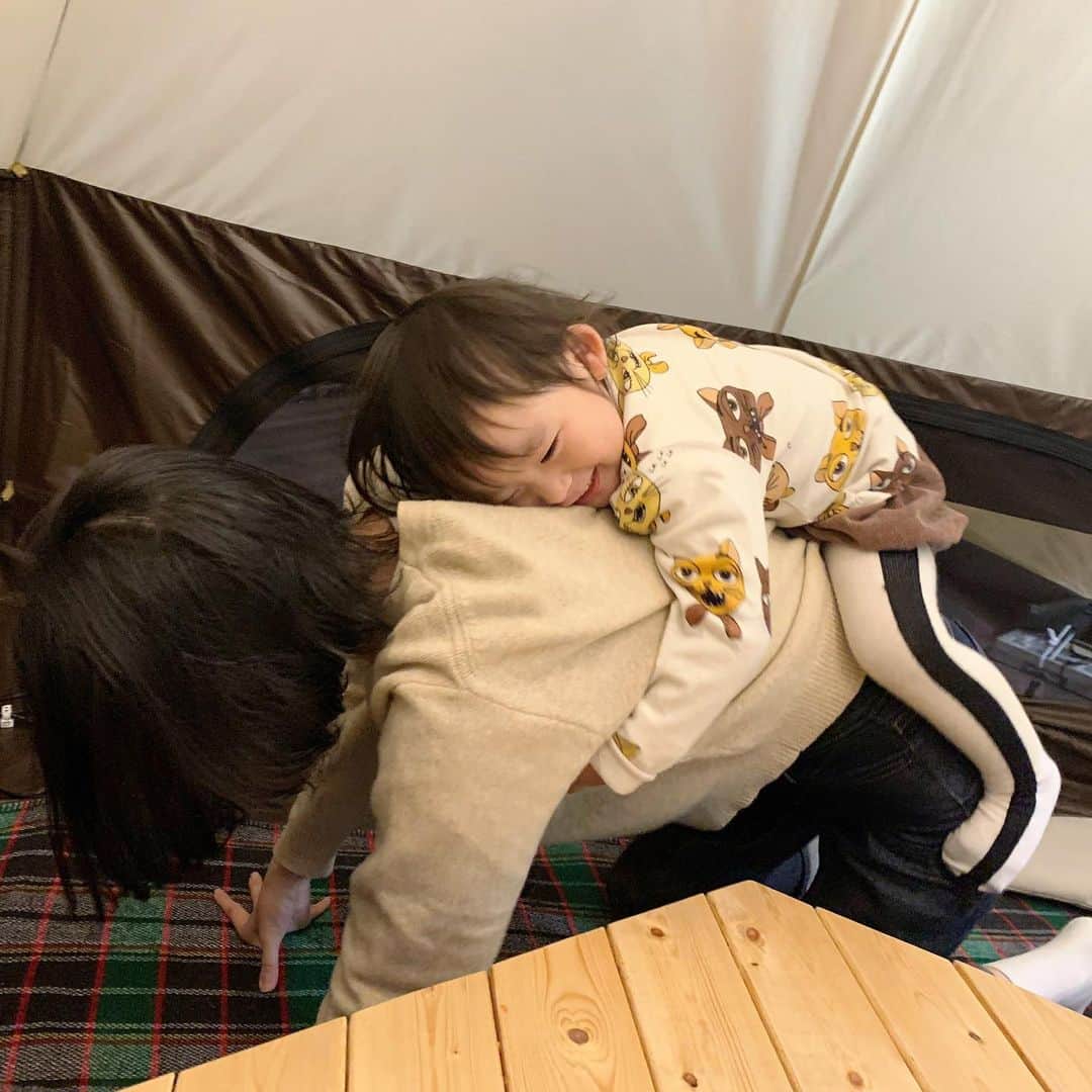 のインスタグラム：「姉の事が大好きで、ベッタリ笑🐢✨ テント⛺️の中で ご飯を食べたよ😋💕わくわくした🥰 * * かわいいアイテムが たくさんの @babyshop 🛒が  本日より BLACK FRIDAY SALE 開催中🖤 * 猫さんのロンTも、ベイビーショップ(@mini_rodini)😻 海外のブランドも、日本語サイトだから安心して買い物できちゃいます🛒 ✨ * https://jp.babyshop.com/black-friday/s/873 * #babyshop#ベイビーショップ#ベイビーショップブラックフライデーセール#minirodini#PR」