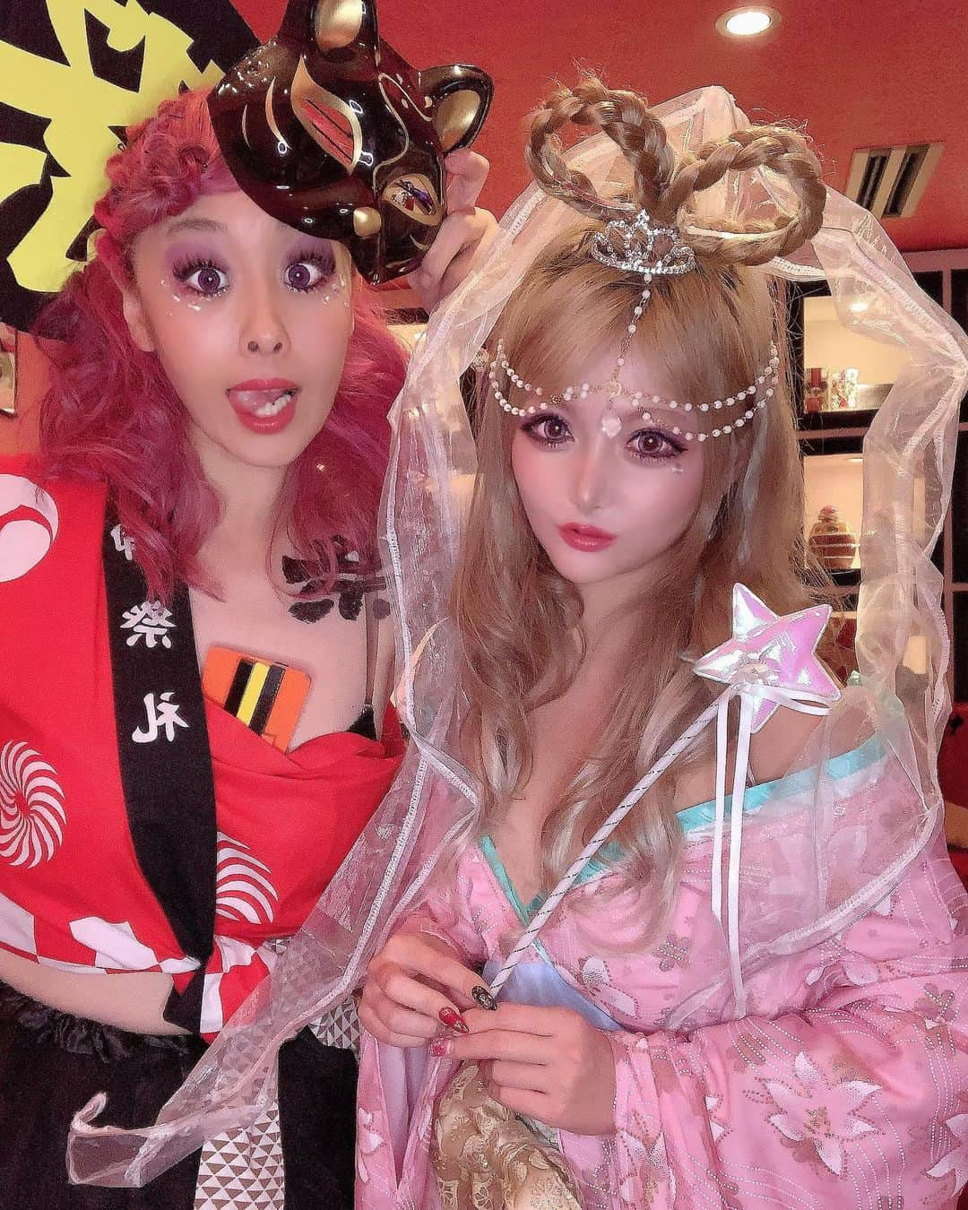 まっぴーさんのインスタグラム写真 - (まっぴーInstagram)「10/31🧡ハロウィン当日🎃💜 14人で着物❤️👘 時間あっとゆう間すぎて全員と写真とられへんかった🥺🌀 . 自作の髪飾りが装着する直前にぶっ壊れて😨始まる前に１日終わったと思ったw😱😱💦無理矢理なんとか固定できて本間によかったぁ😂✨✨ この髪型じゃないと乙姫か何かわからんそうやもんな‼︎🤣笑 . . .  #織姫#乙姫#まぴコス#着物コス#花魁#👘」11月23日 12時25分 - mapink___